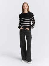 Strickpullover mit leichten Ballonärmeln - placed black white stripe - Model-Vorderansicht