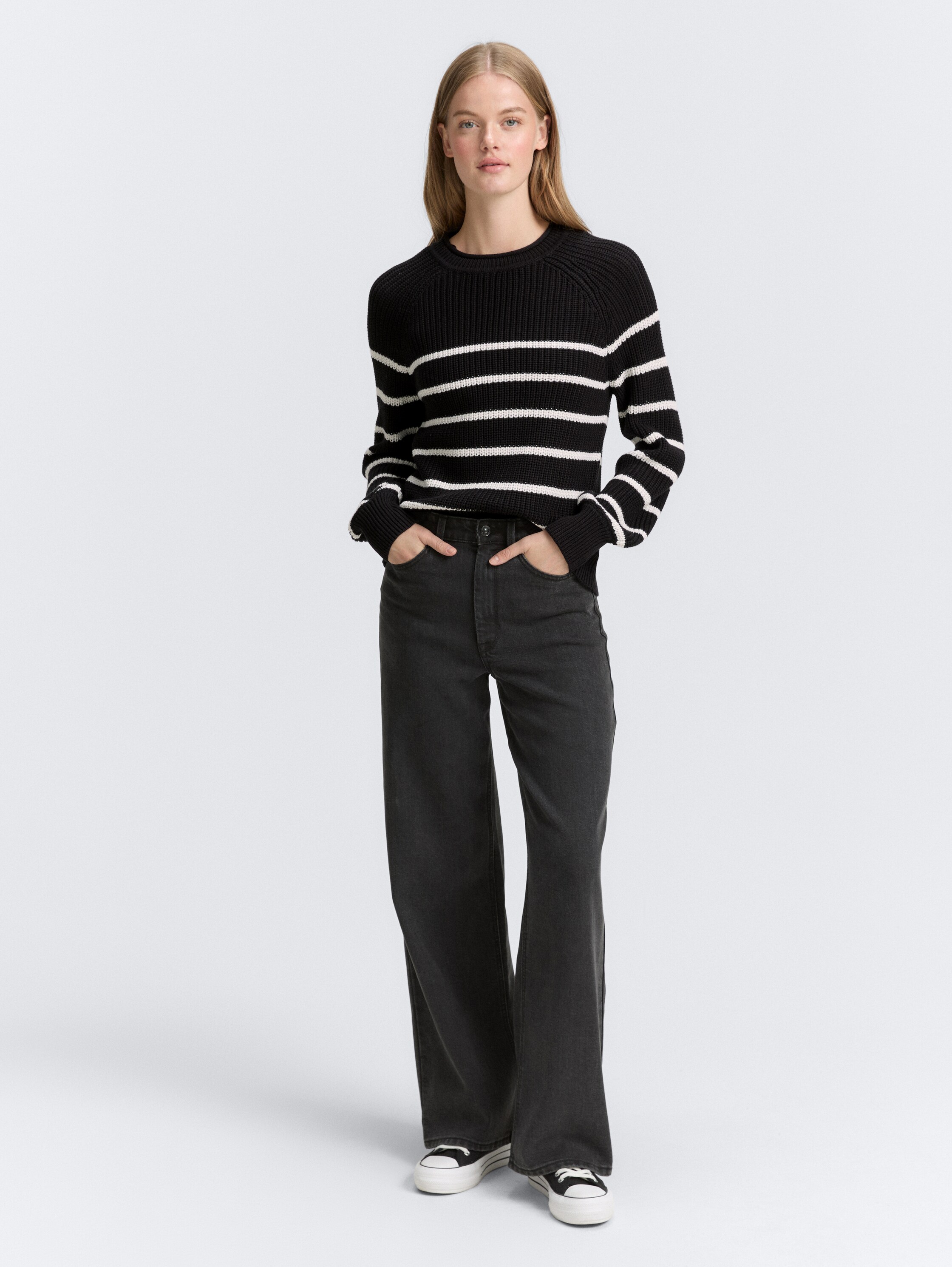 Strickpullover mit leichten Ballonärmeln - placed black white stripe - Model-Vorderansicht