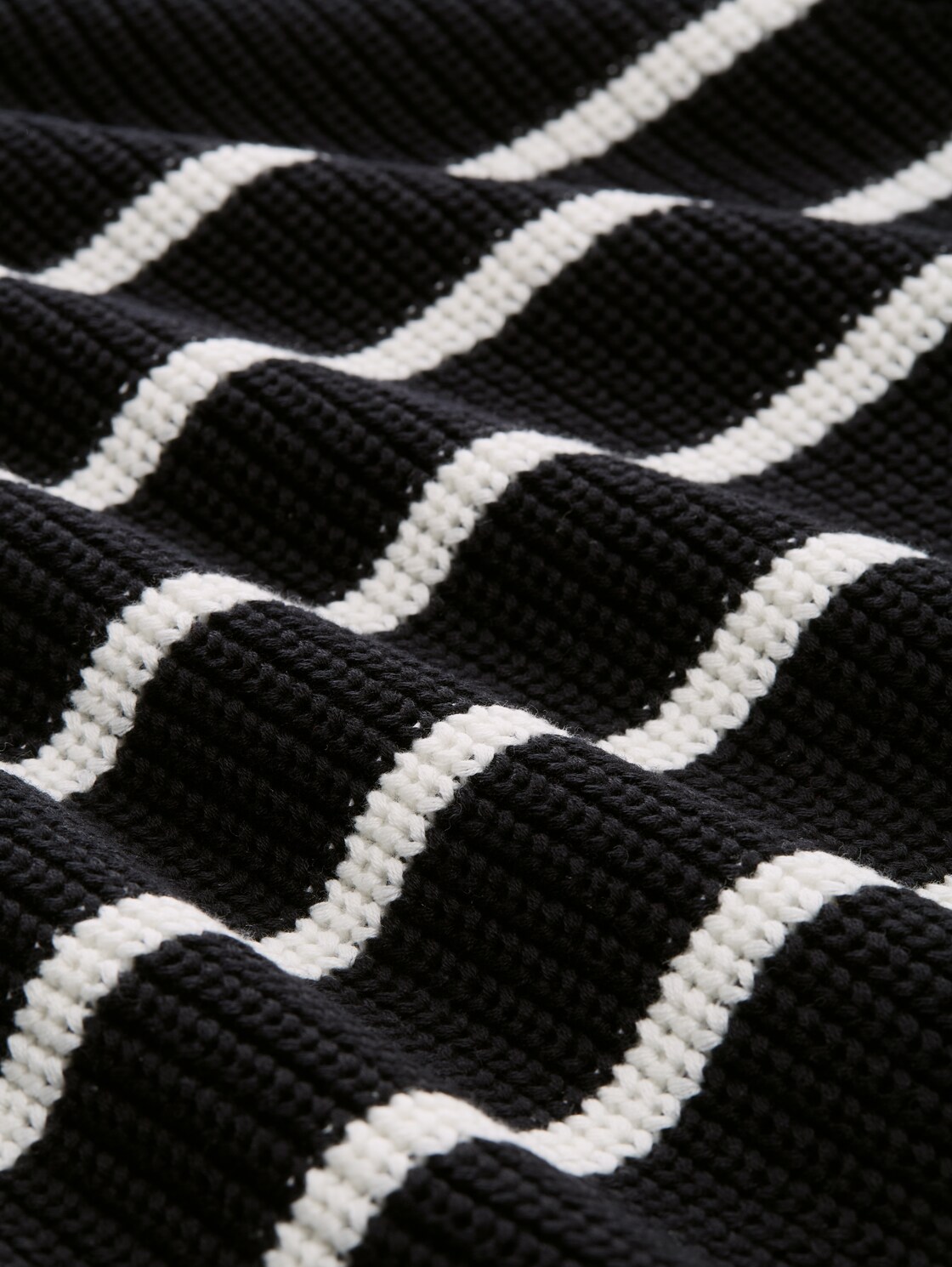 Strickpullover mit leichten Ballonärmeln - placed black white stripe - Material-Ansicht