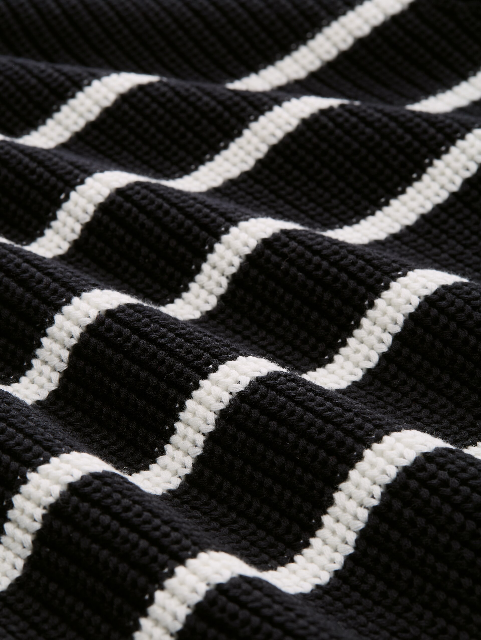 Knitted jumper with slightly puffed sleeves - placed black white stripe - Material view