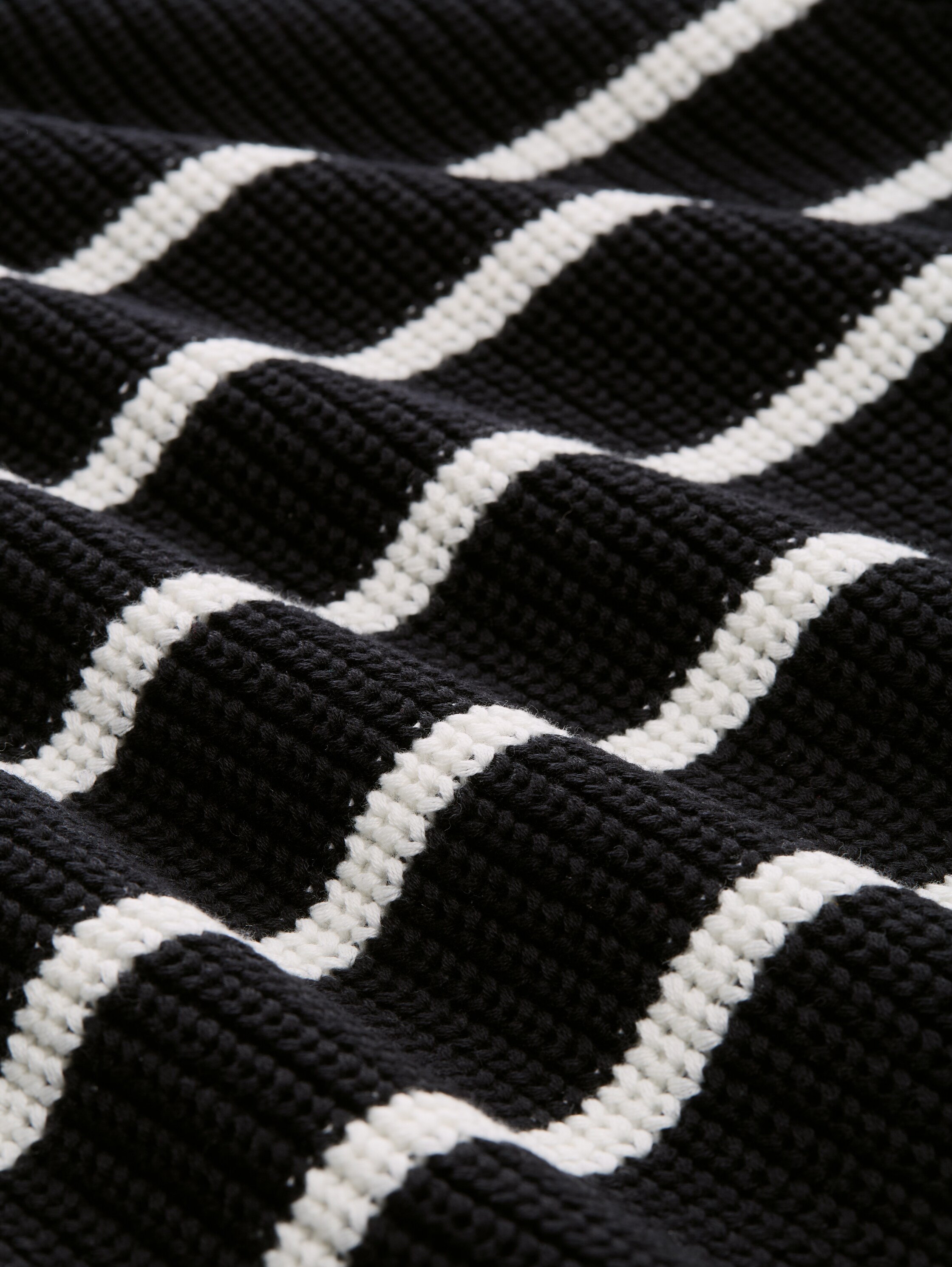 Strickpullover mit leichten Ballonärmeln - placed black white stripe - Material-Ansicht