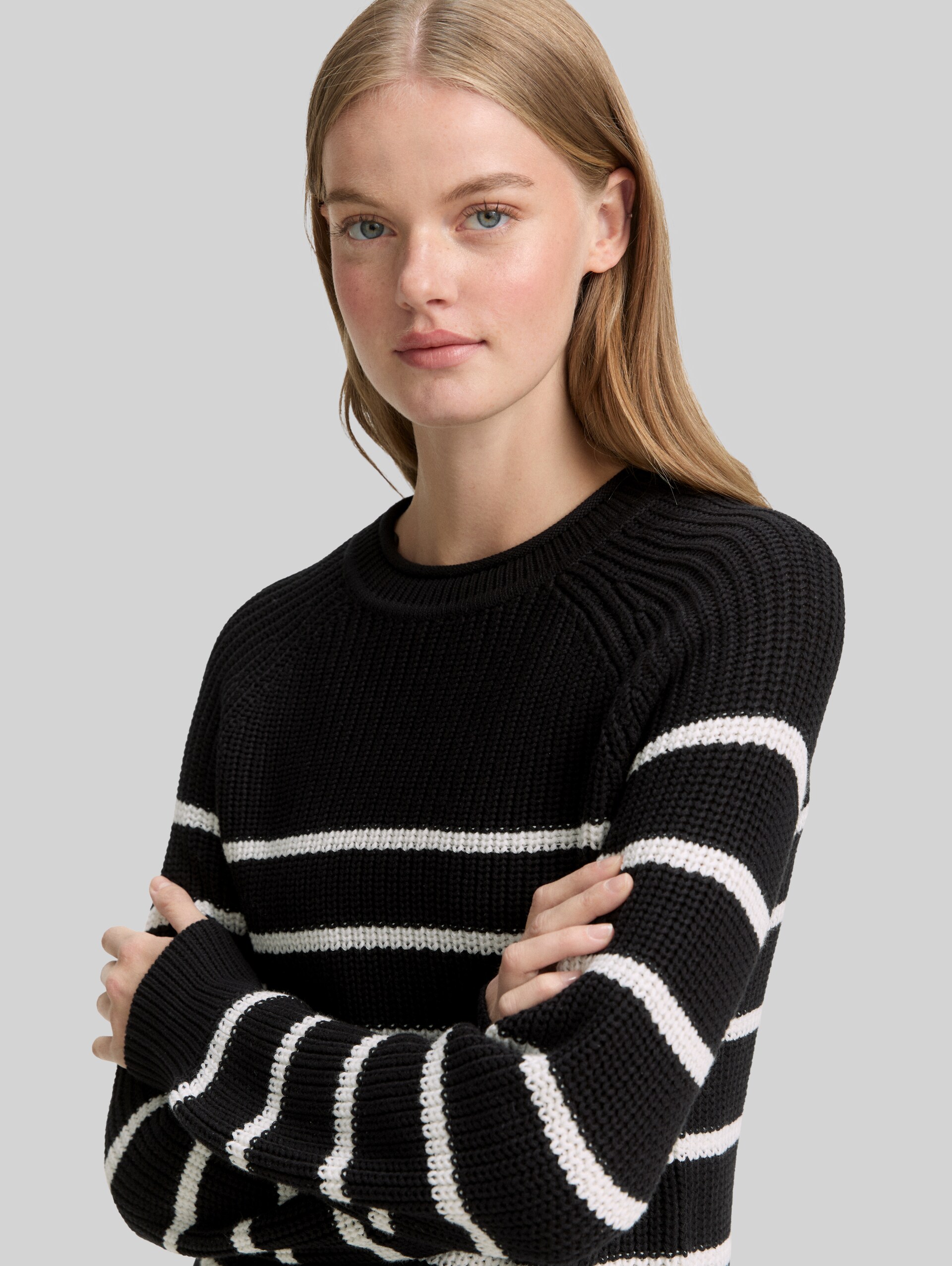 Knitted jumper with slightly puffed sleeves - placed black white stripe - Detail model view
