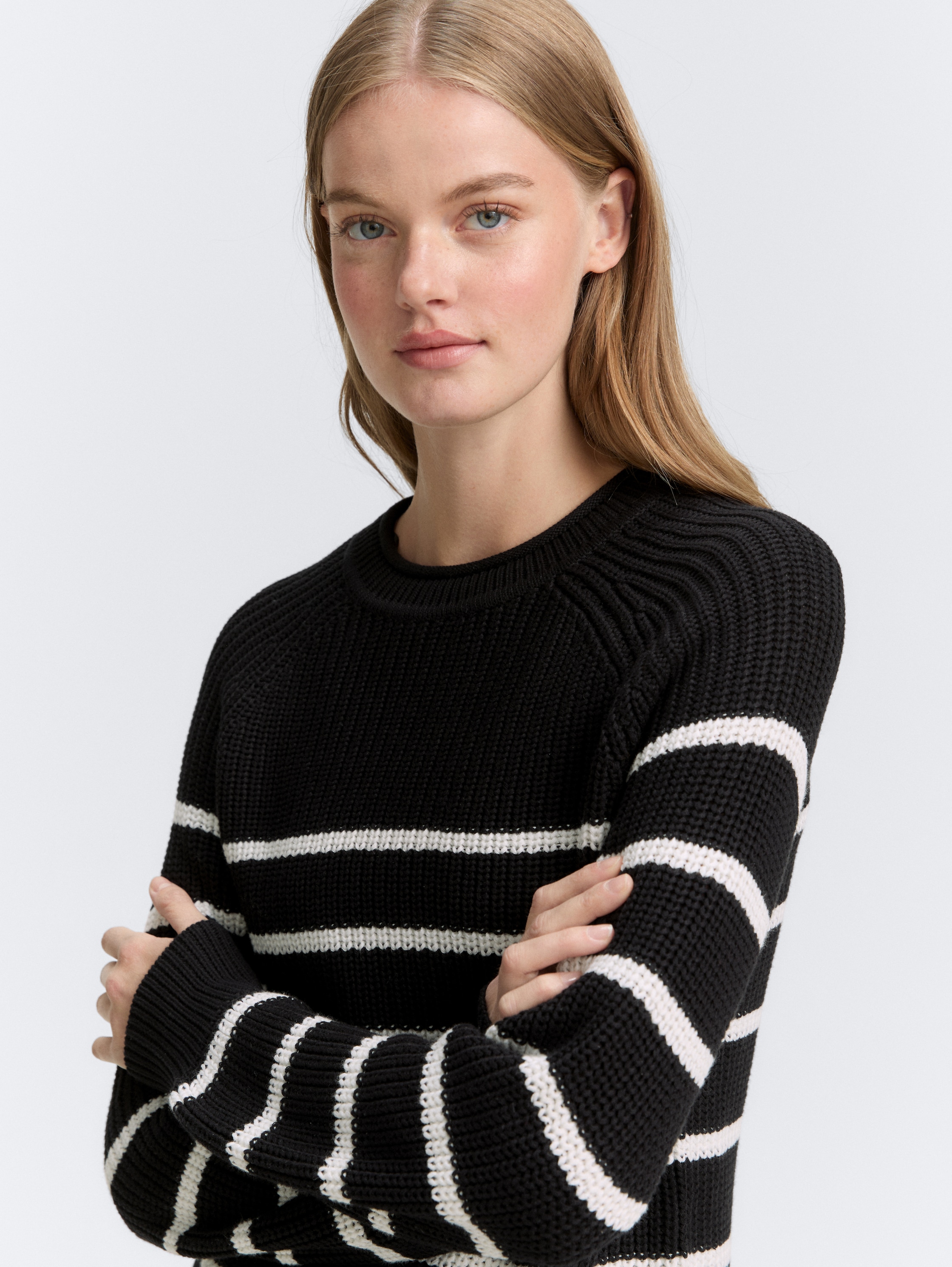 Strickpullover mit leichten Ballonärmeln - placed black white stripe - Detail-Model-Ansicht