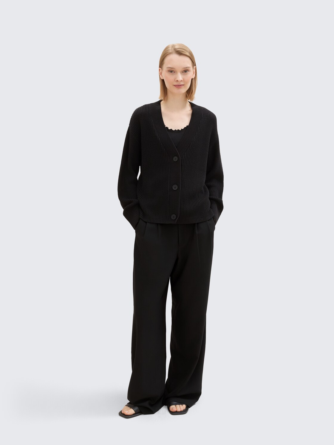 Cardigan mit V-Ausschnitt - deep black - Model-Vorderansicht