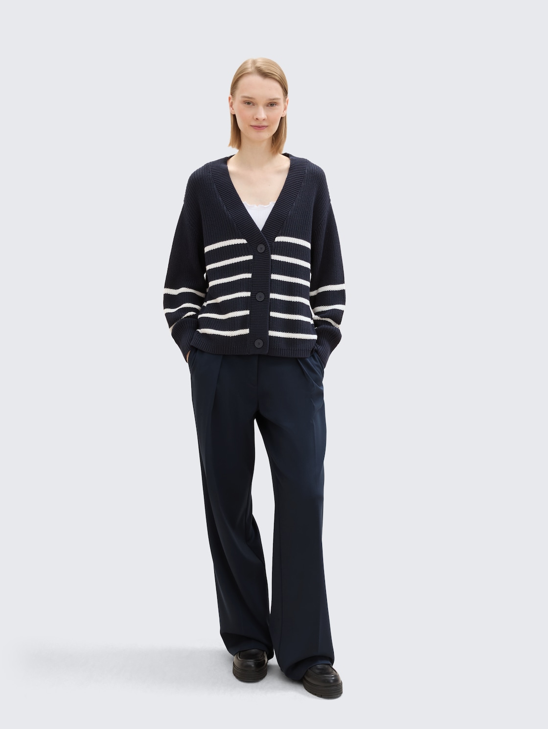 Cardigan mit V-Ausschnitt - placed navy white stripe - Model-Vorderansicht