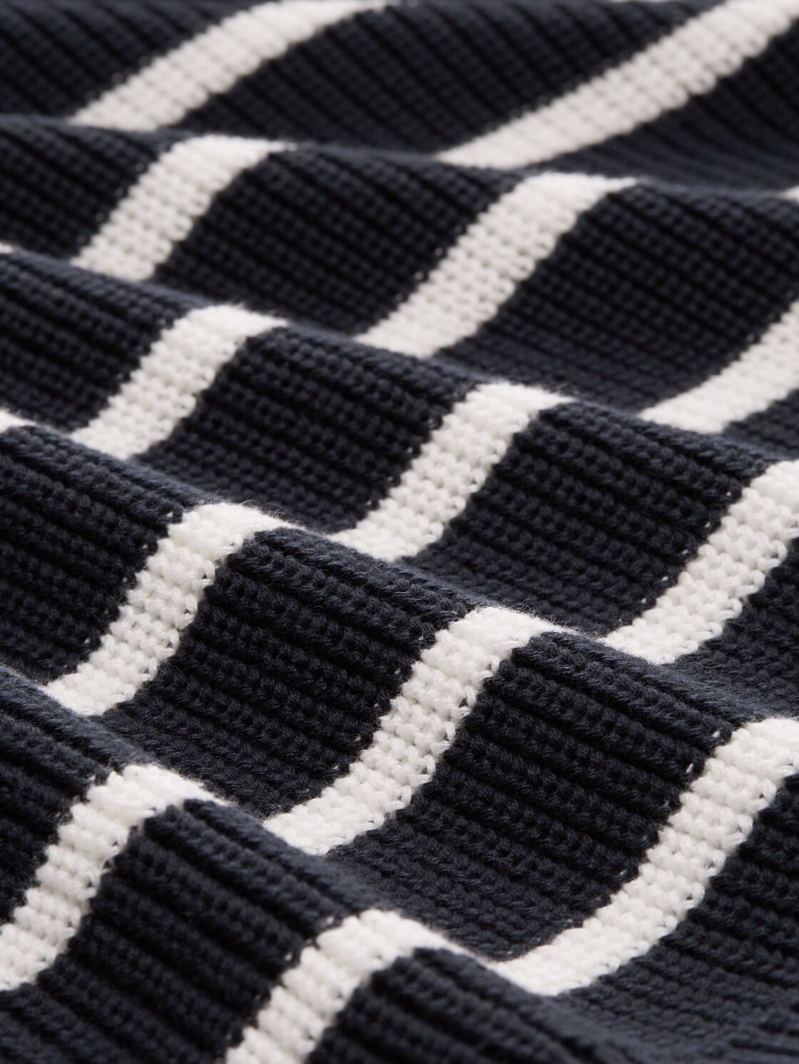 Cardigan mit V-Ausschnitt - placed navy white stripe - Material-Ansicht