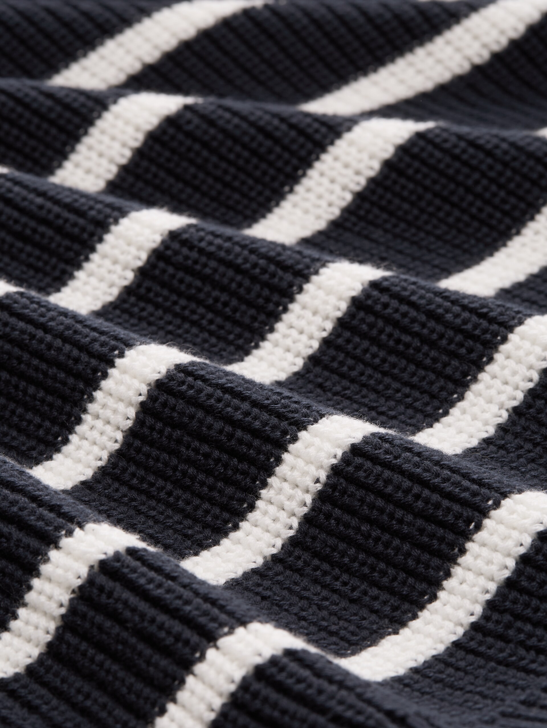 Cardigan mit V-Ausschnitt - placed navy white stripe - Material-Ansicht