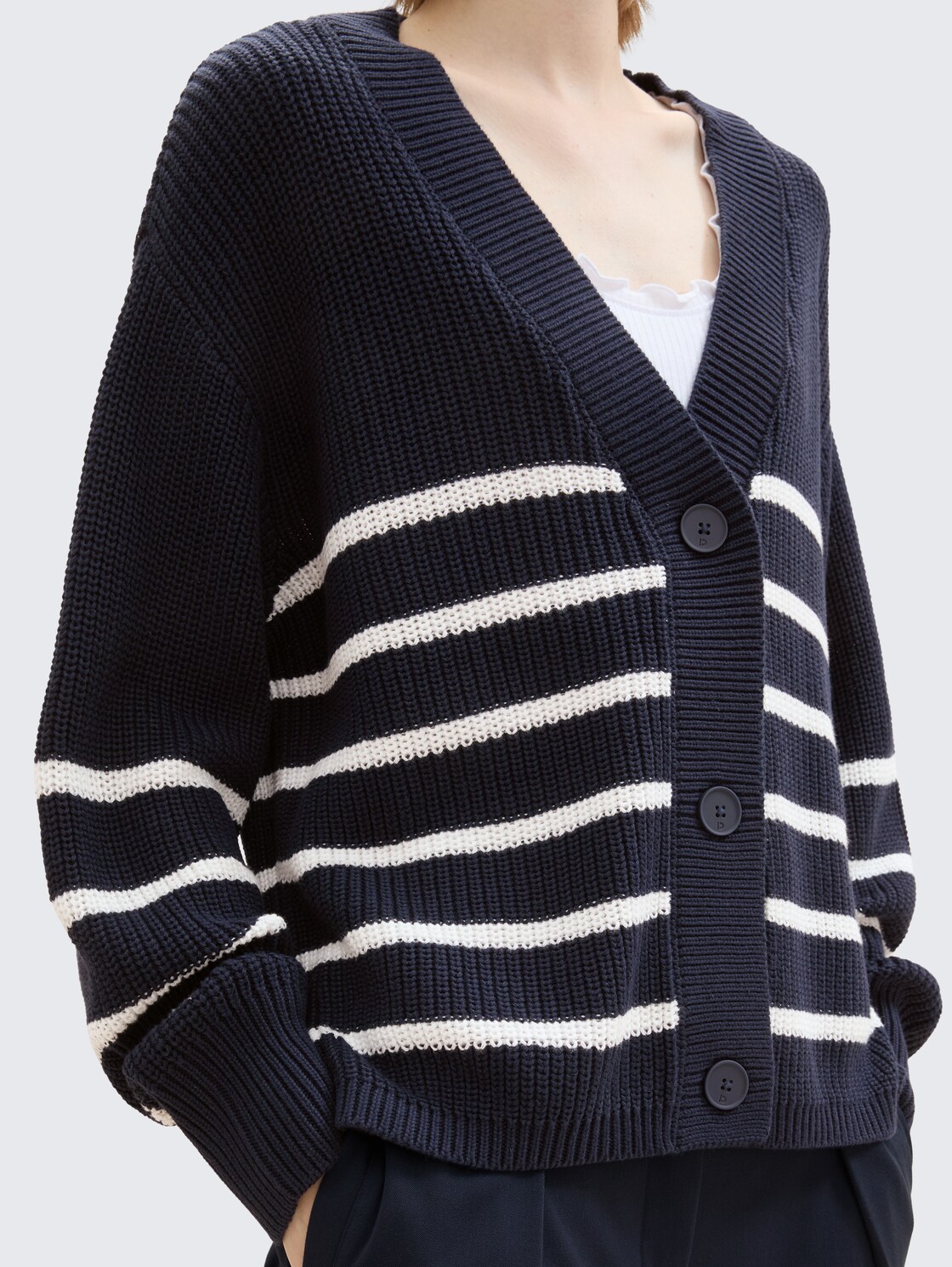 Cardigan mit V-Ausschnitt - placed navy white stripe - Detail-Model-Ansicht