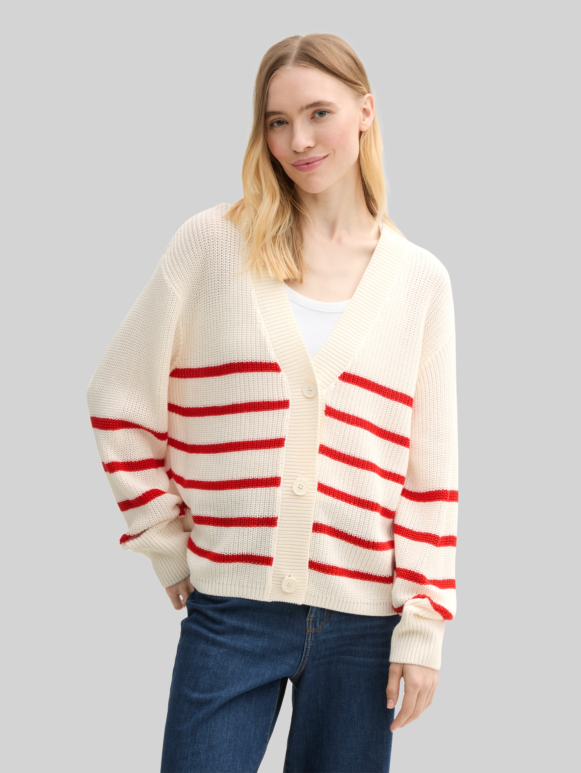 Cardigan mit V-Ausschnitt - placed white red stripe - Ausschnitt Model-Vorderansicht