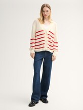Cardigan mit V-Ausschnitt - placed white red stripe - Model-Vorderansicht