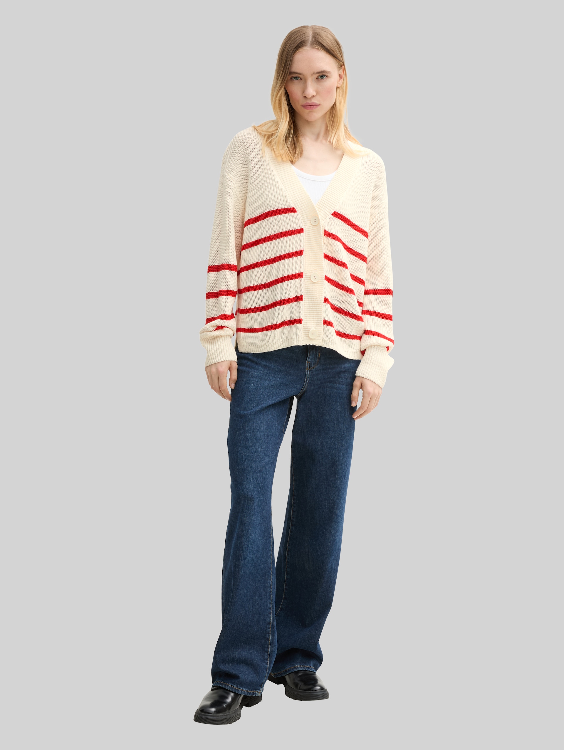 Cardigan mit V-Ausschnitt - placed white red stripe - Model-Vorderansicht