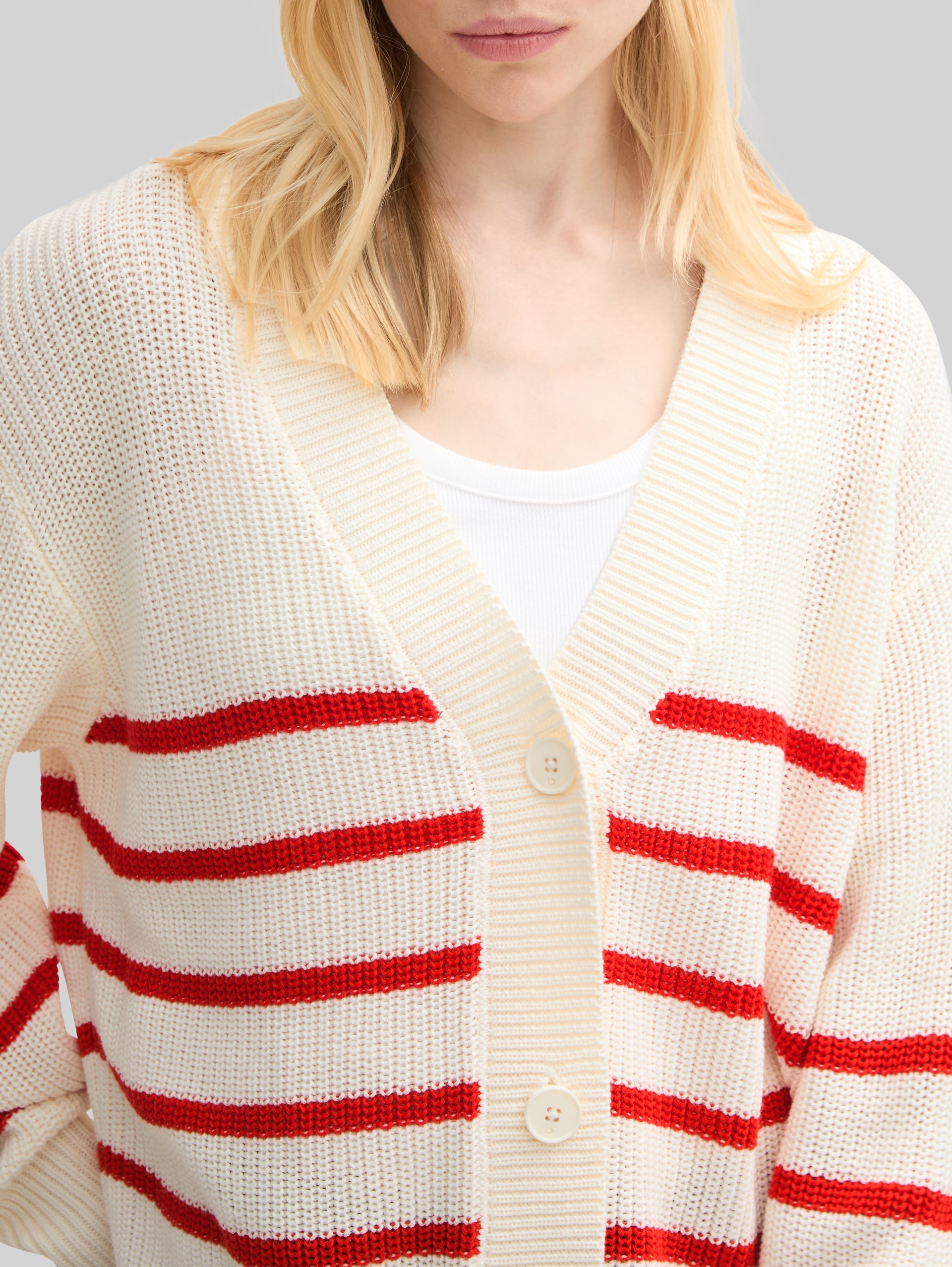 Cardigan mit V-Ausschnitt - placed white red stripe - Detail-Model-Ansicht