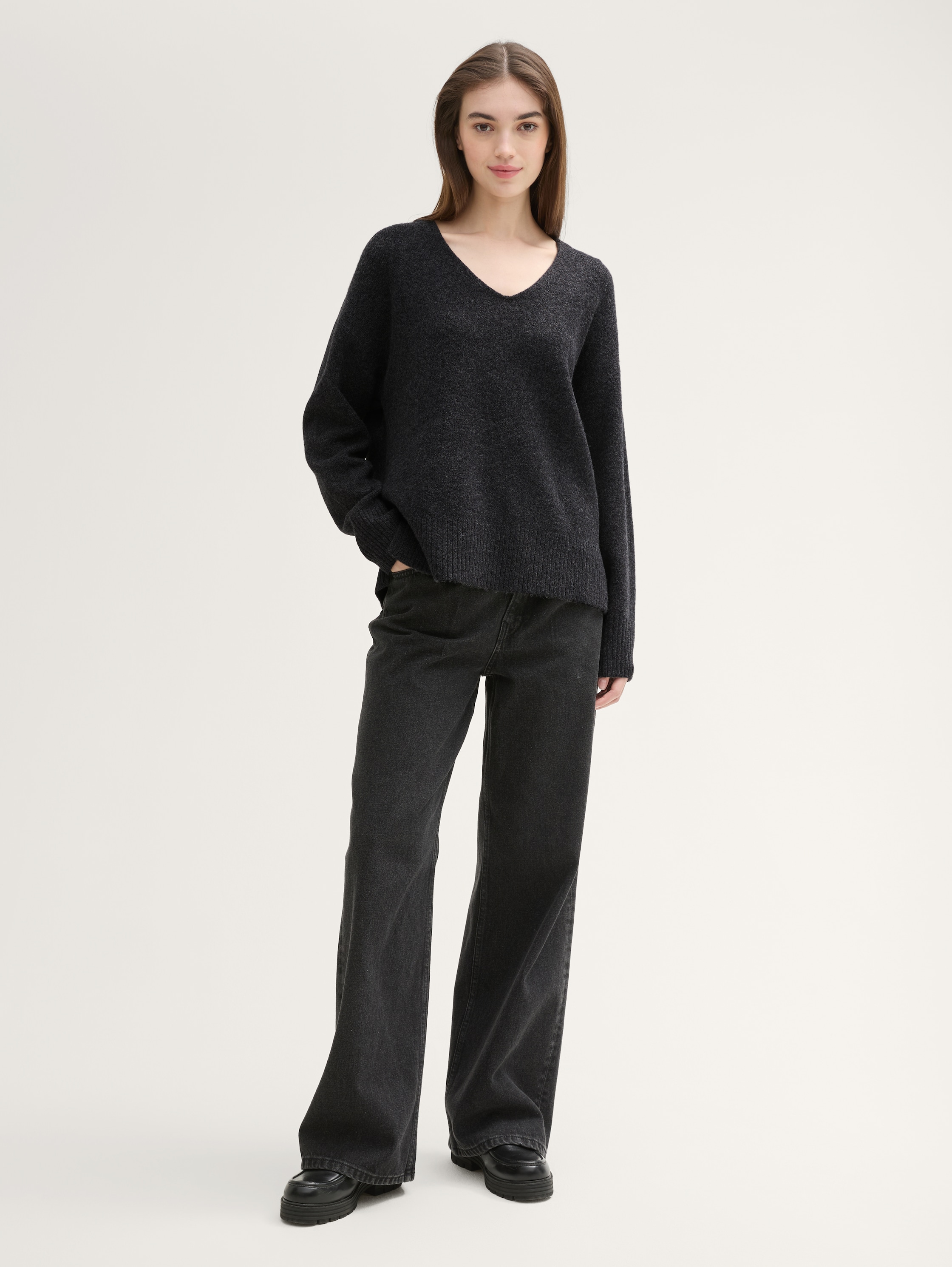 Relaxed gebreide trui met V-halslijn - Shale Grey Melange - Model vooraanzicht