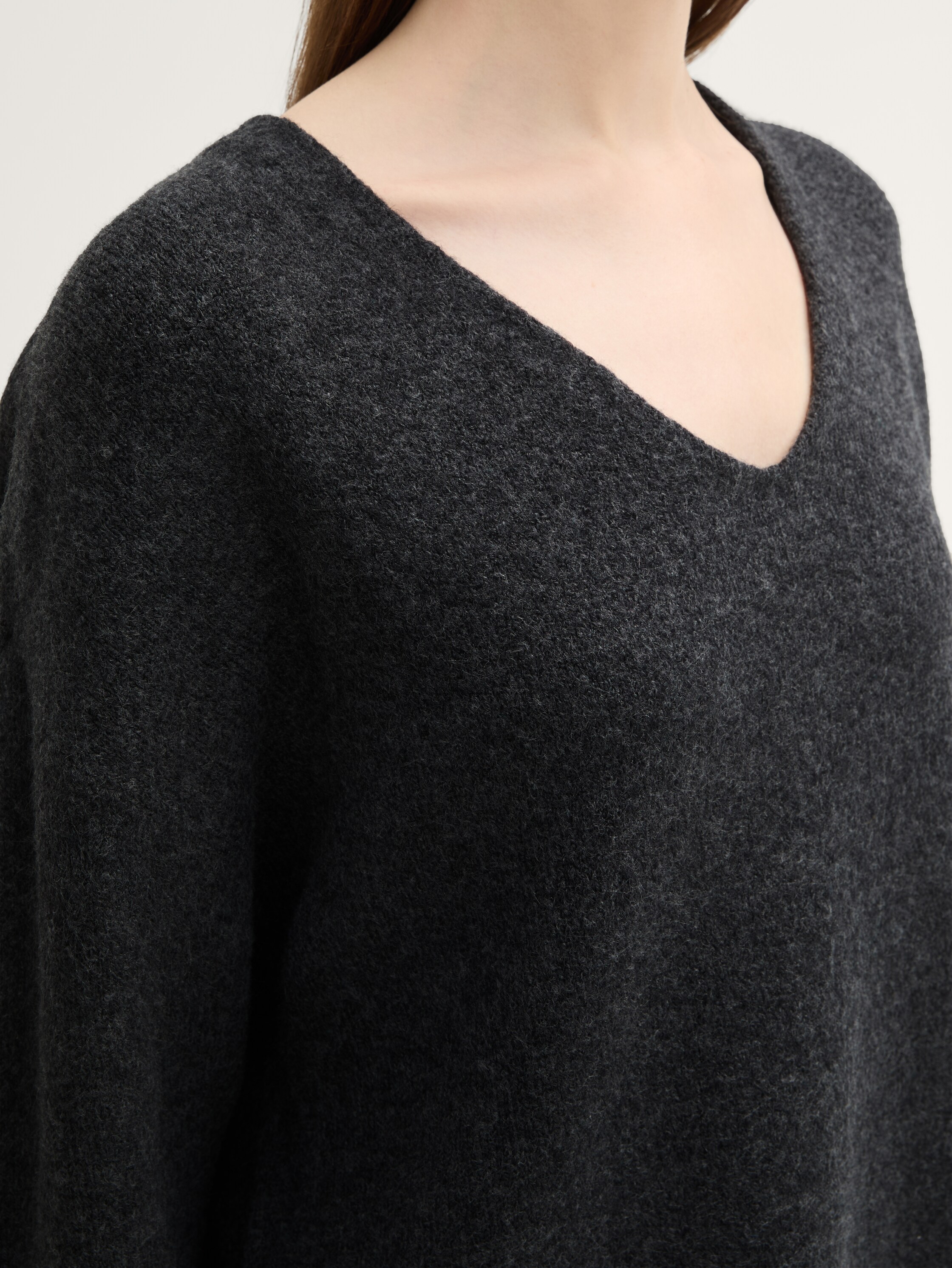 Relaxed gebreide trui met V-halslijn - Shale Grey Melange - Detailaanzicht model