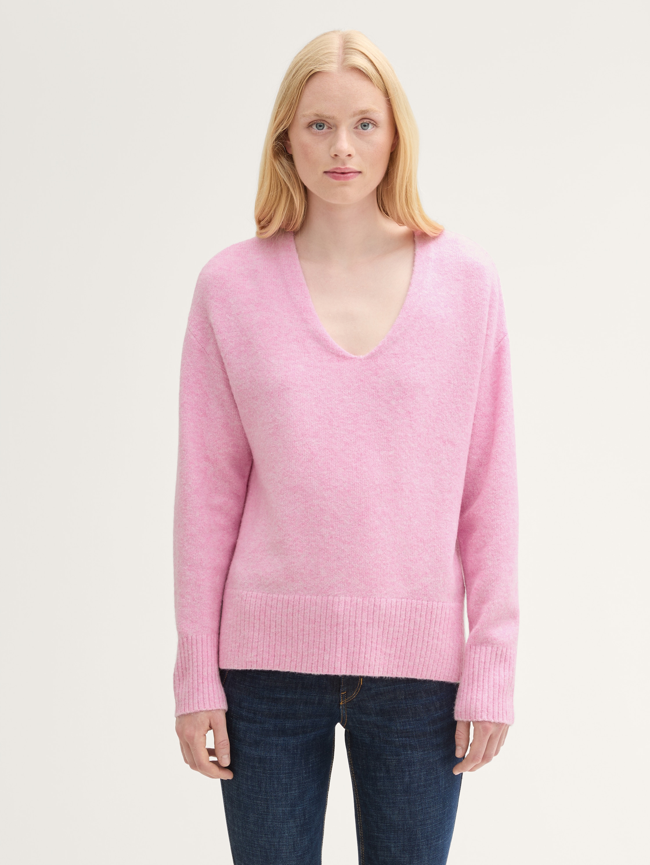 Relaxed Strickpullover mit V-Ausschnitt - soft pink melange - Ausschnitt Model-Vorderansicht
