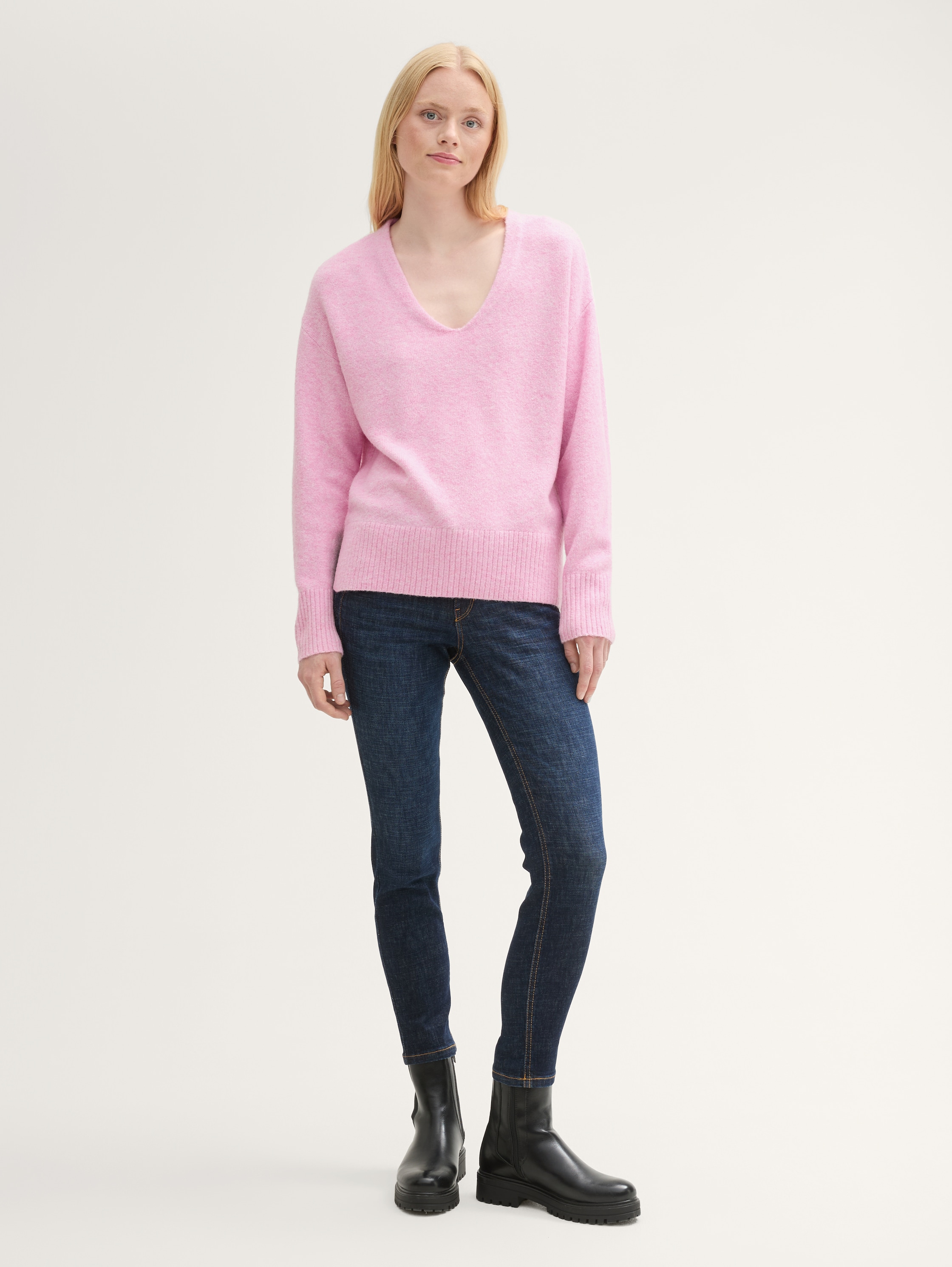 Relaxed Strickpullover mit V-Ausschnitt - soft pink melange - Model-Vorderansicht