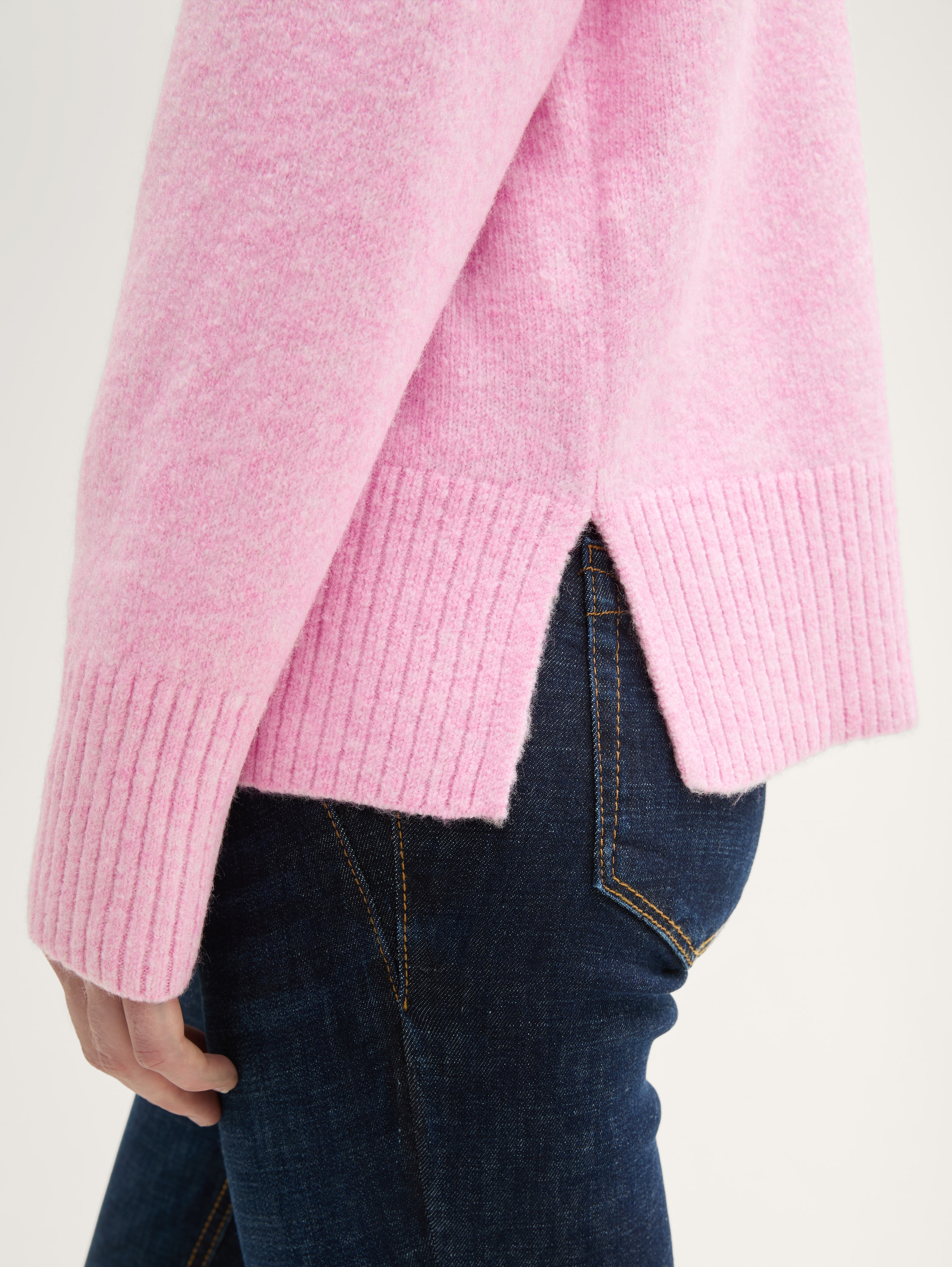 Relaxed Strickpullover mit V-Ausschnitt - soft pink melange - Detail-Model-Ansicht