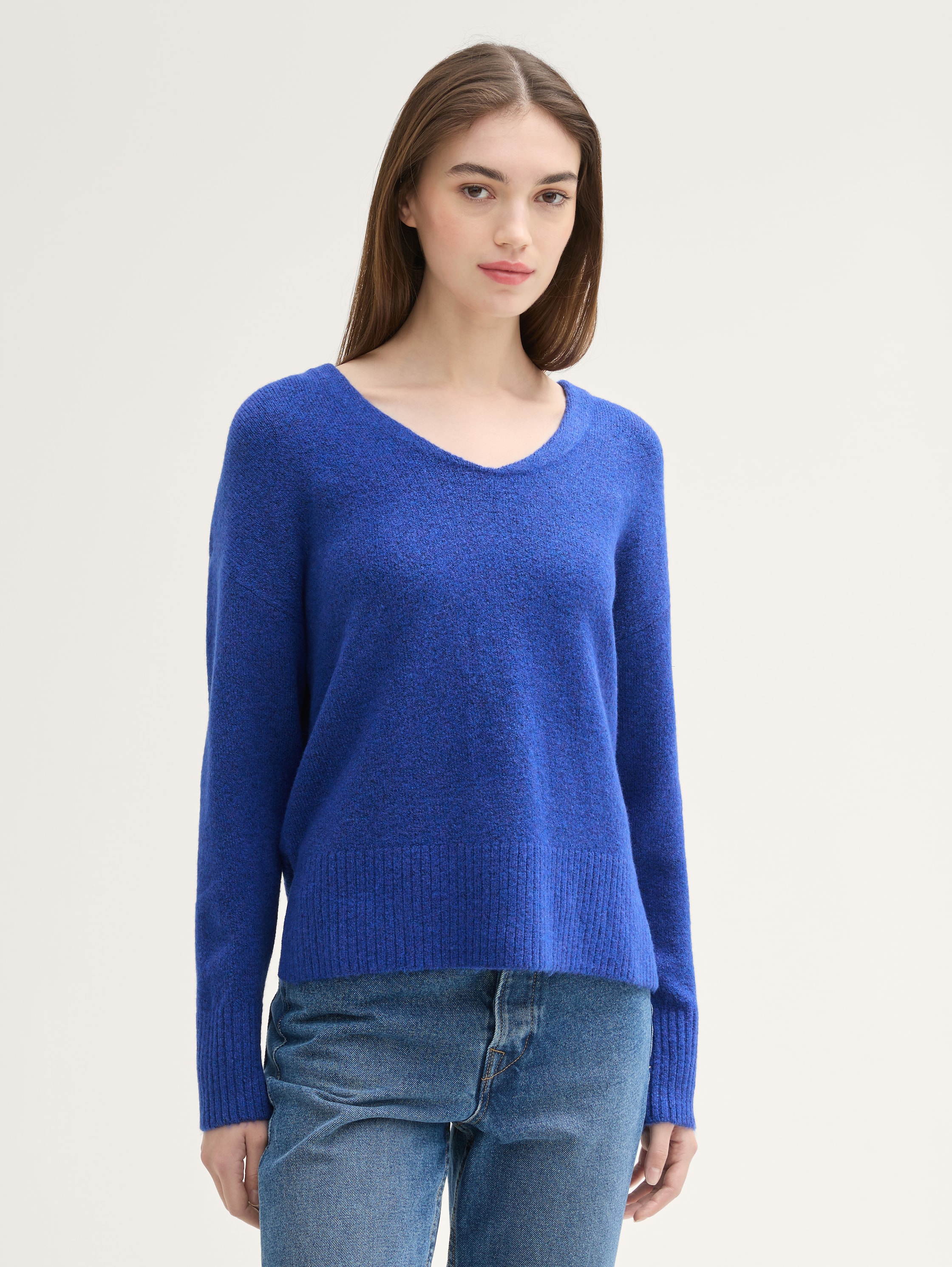 Relaxed Strickpullover mit V-Ausschnitt - anemone blue melange - Ausschnitt Model-Vorderansicht