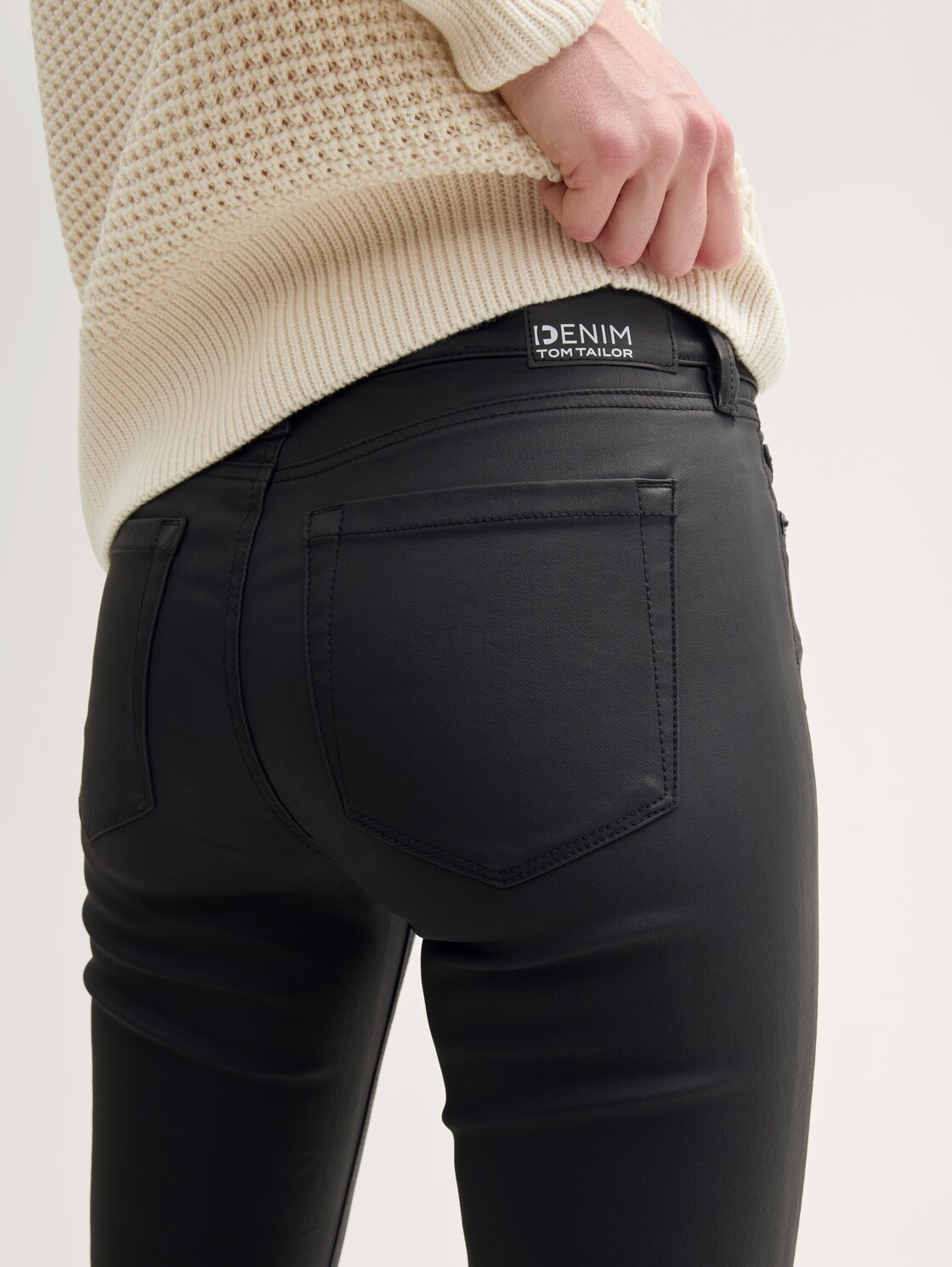 TTNELA EXTRA SKINNY Coated Jeans - coated black denim - Auschnitt Model-Rückansicht