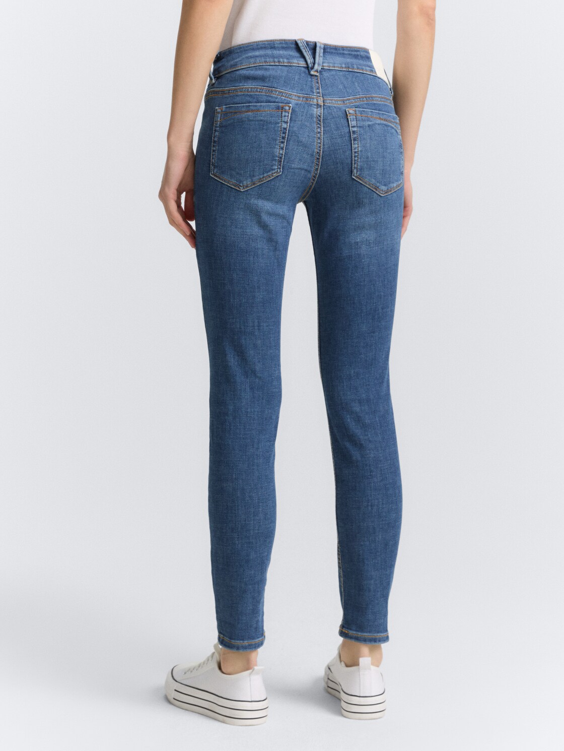 TTJONA EXTRA SKINNY Jeans - Used Mid Stone Blue Denim - Auschnitt Model-Rückansicht