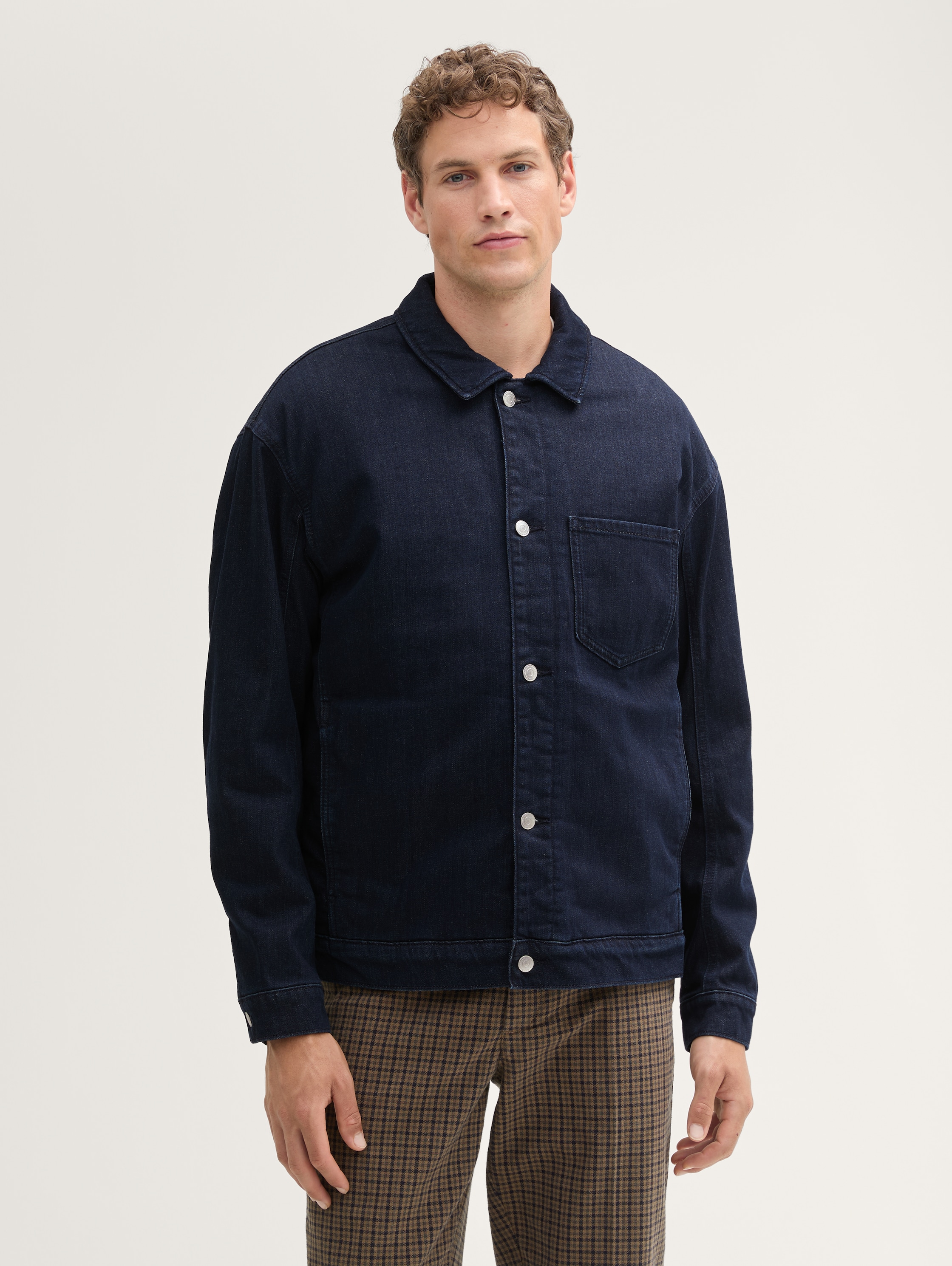 Jeansjacke mit Teddyfutter - clean_rinsed_blue_denim - Model-Vorderansicht