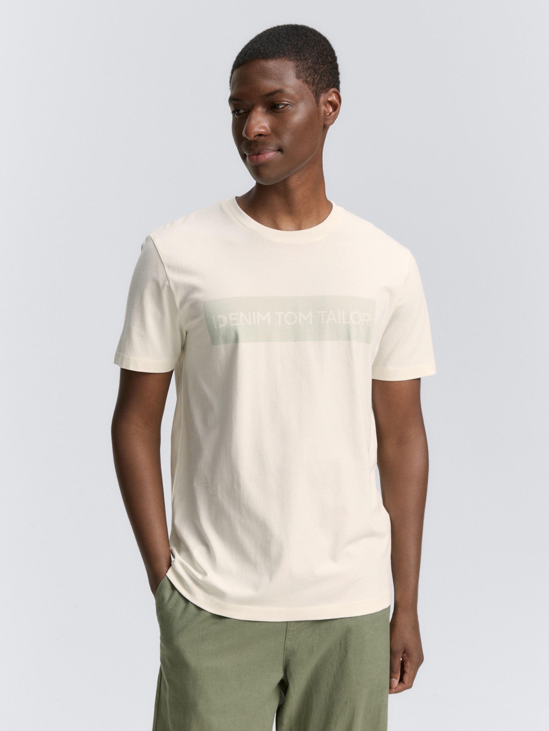 Basic T-Shirt mit Logo-Print - Gardenia White - Ausschnitt Model-Vorderansicht