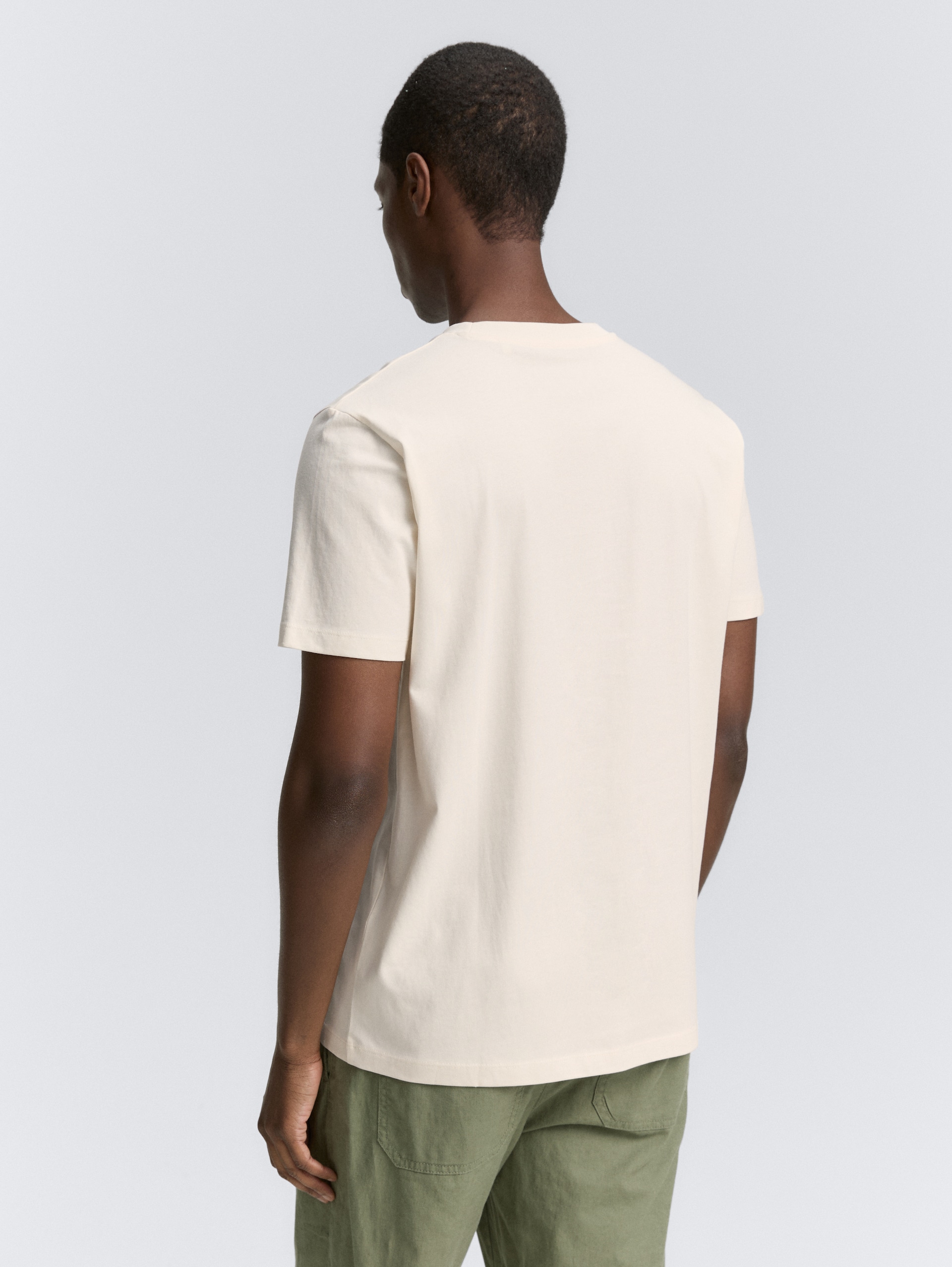 Basic T-Shirt mit Logo-Print - Gardenia White - Auschnitt Model-Rückansicht