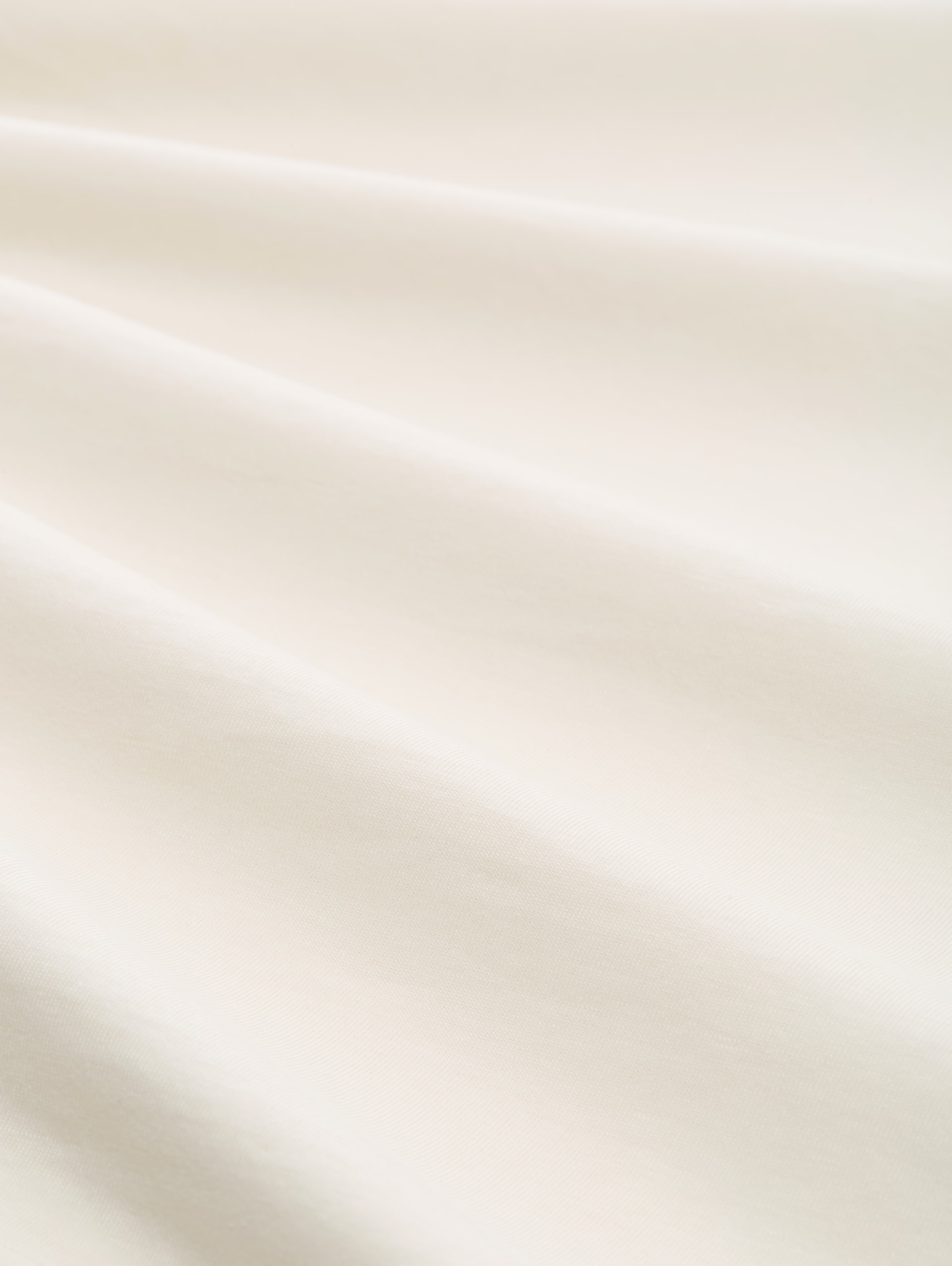 Basic T-Shirt mit Logo-Print - Gardenia White - Material-Ansicht