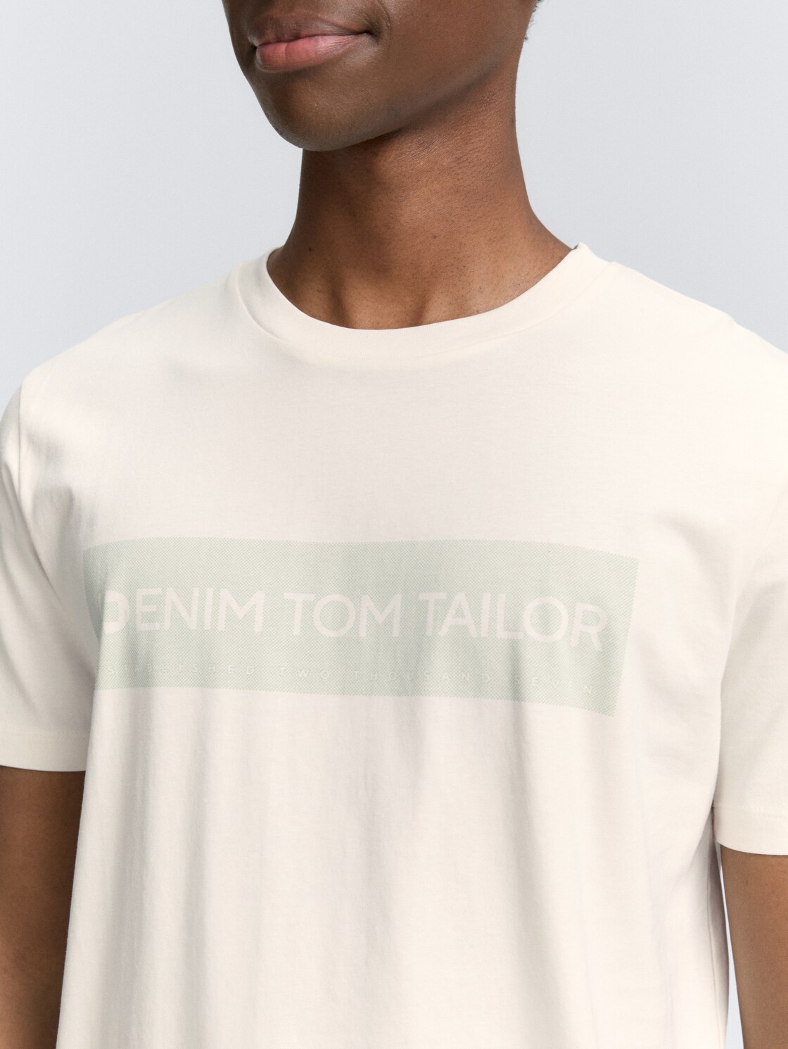 Basic T-Shirt mit Logo-Print - Gardenia White - Detail-Model-Ansicht