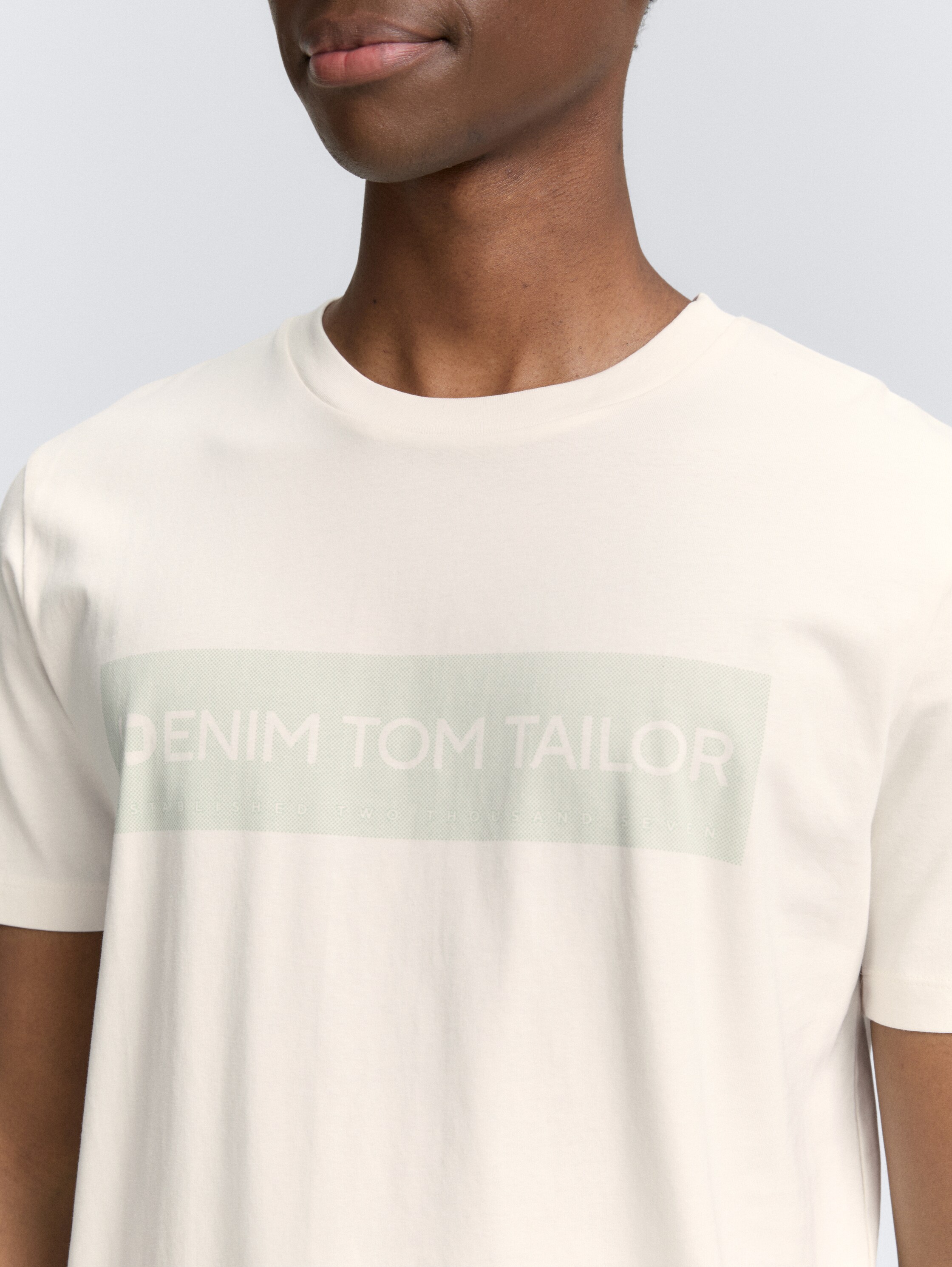 Basic T-Shirt mit Logo-Print - gardenia_white - 