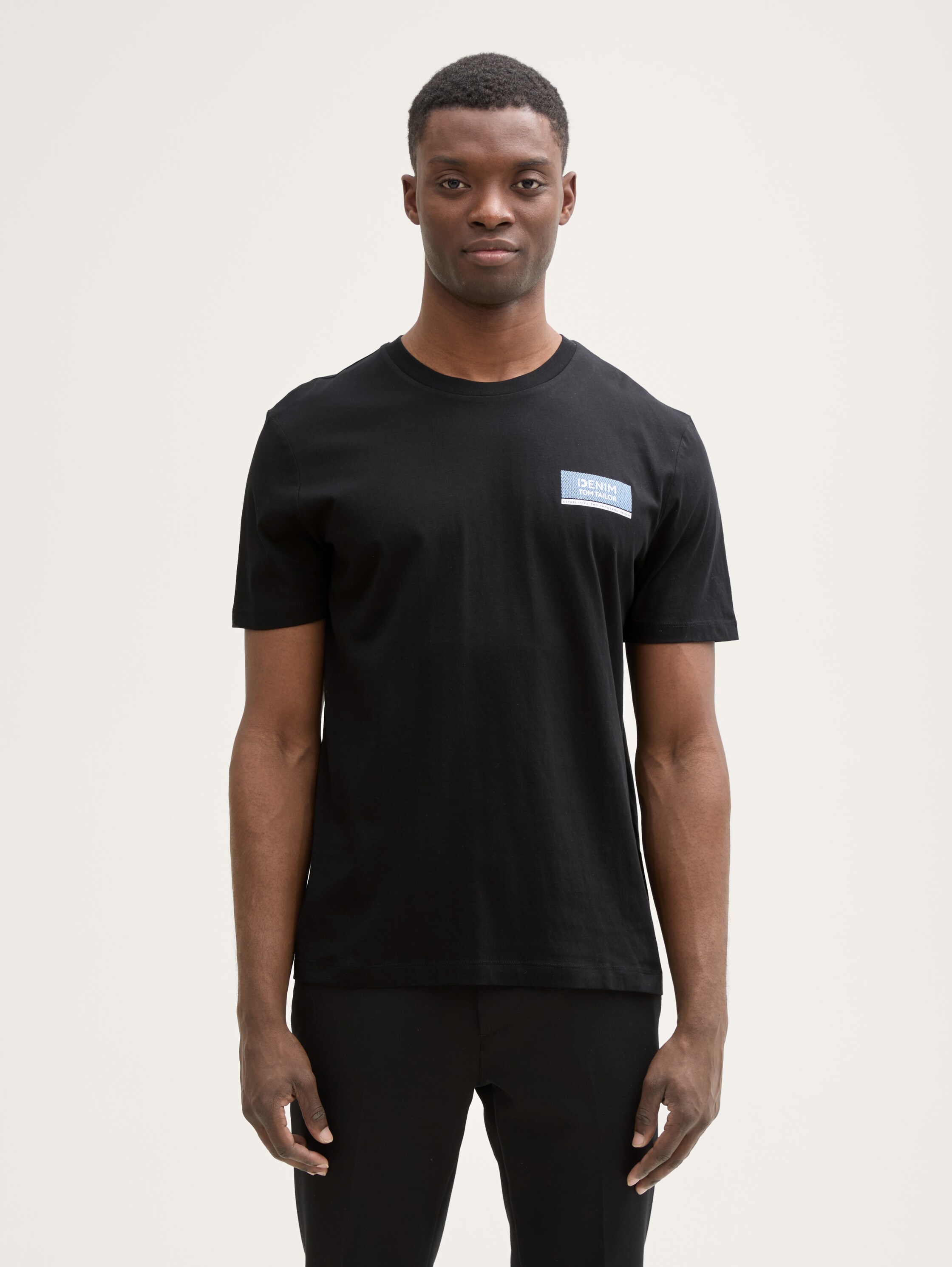 Basic T-Shirt mit Logo-Print - almost_black - 