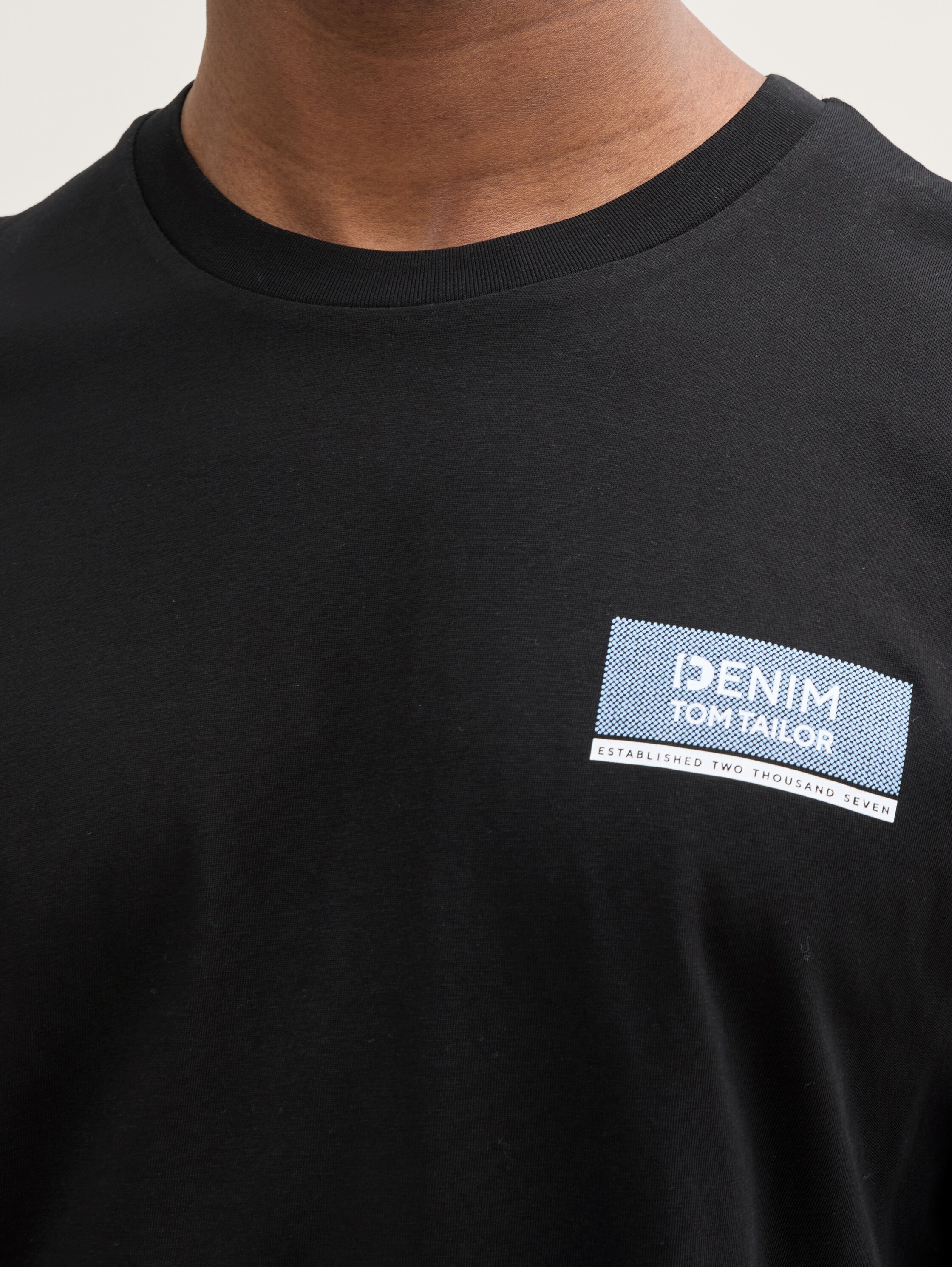 Basic T-Shirt mit Logo-Print - almost_black - 