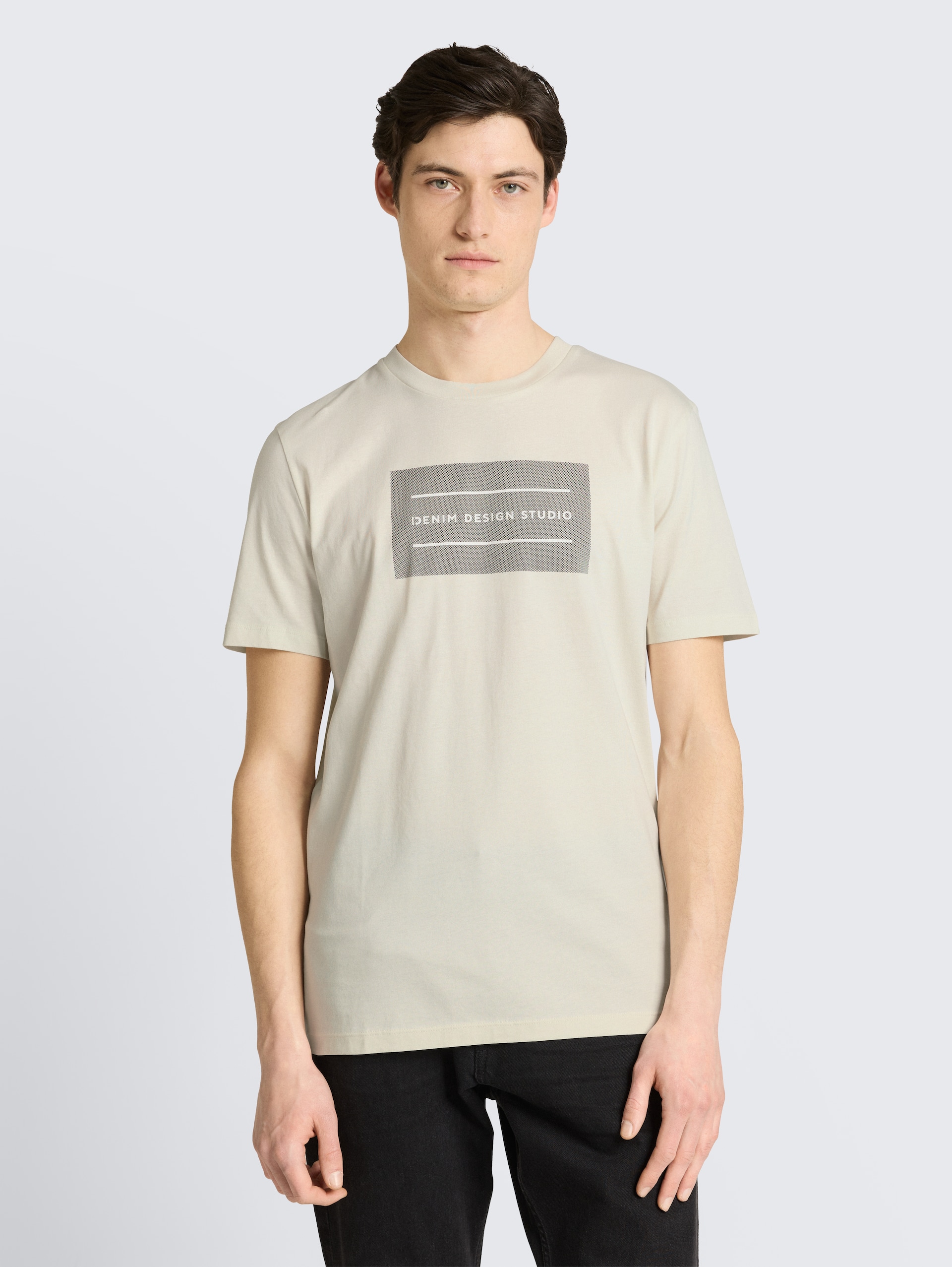 Basic T-Shirt mit Logo-Print - Natural White - Ausschnitt Model-Vorderansicht