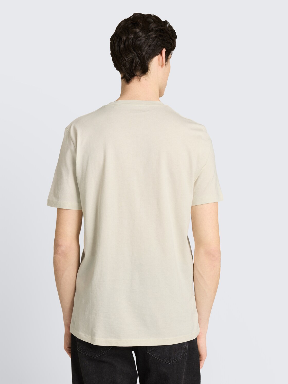 Basic T-Shirt mit Logo-Print - Natural White - Auschnitt Model-Rückansicht