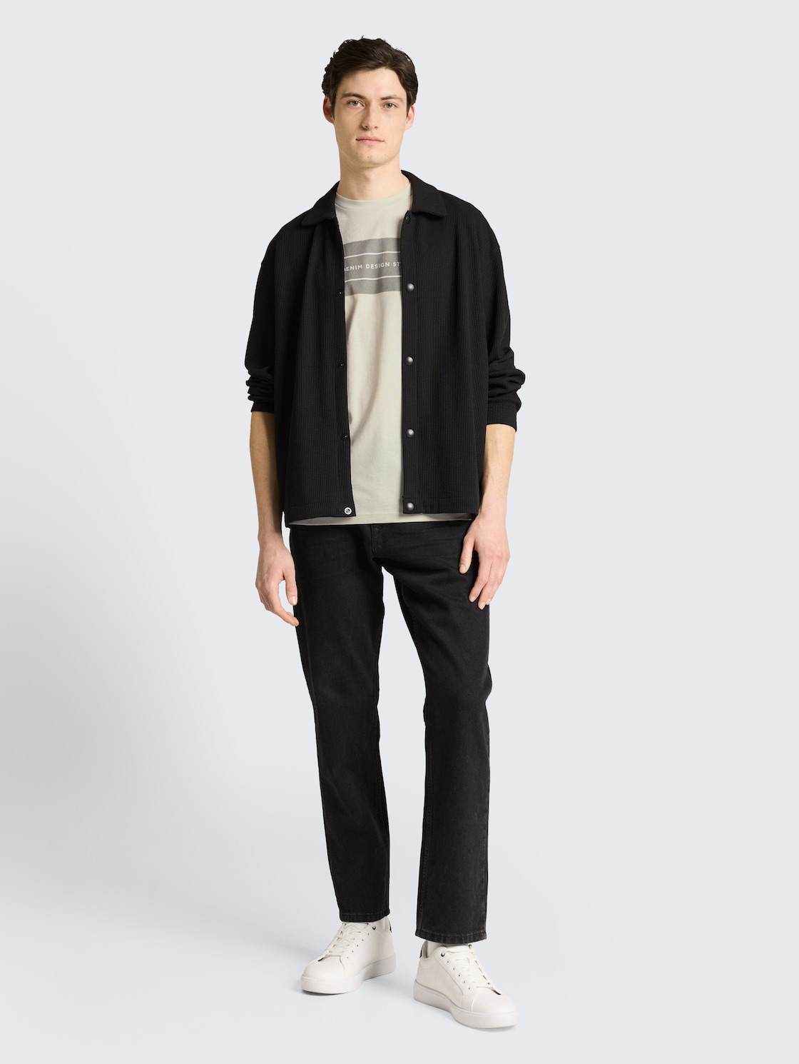 Basic T-Shirt mit Logo-Print - Natural White - Model-Vorderansicht