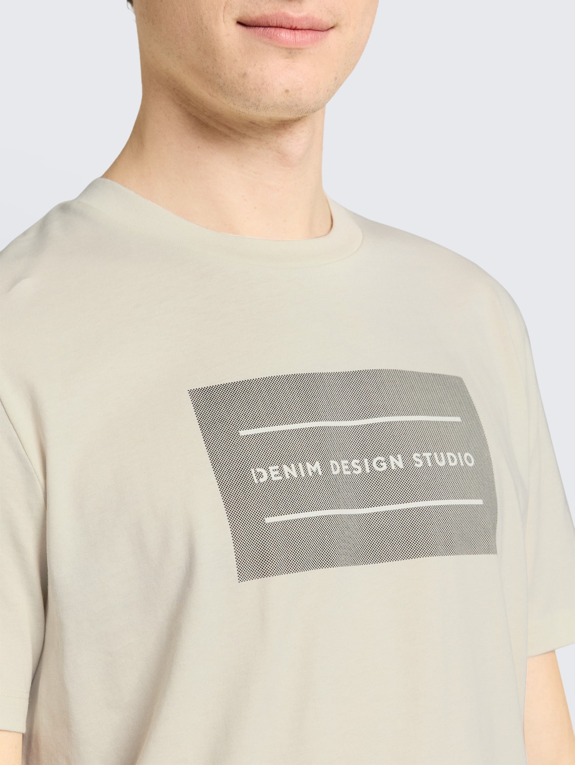 Basic T-Shirt mit Logo-Print - Natural White - Detail-Model-Ansicht