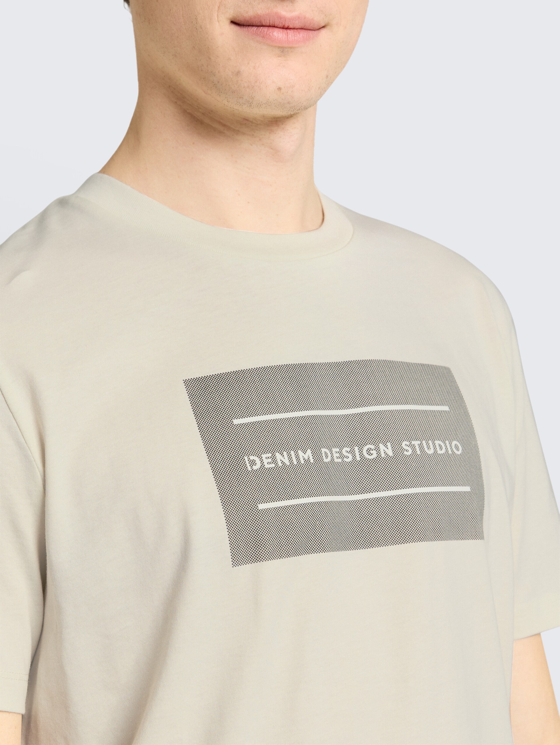 Basic T-Shirt mit Logo-Print - Natural White - Detail-Model-Ansicht