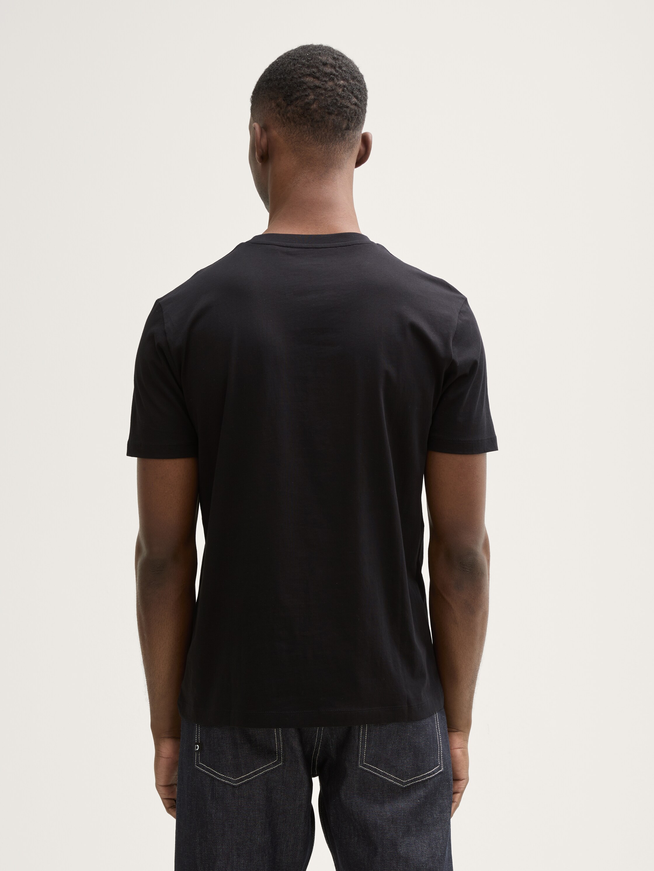 Basic T-Shirt mit Logo-Print - deep black - Auschnitt Model-Rückansicht