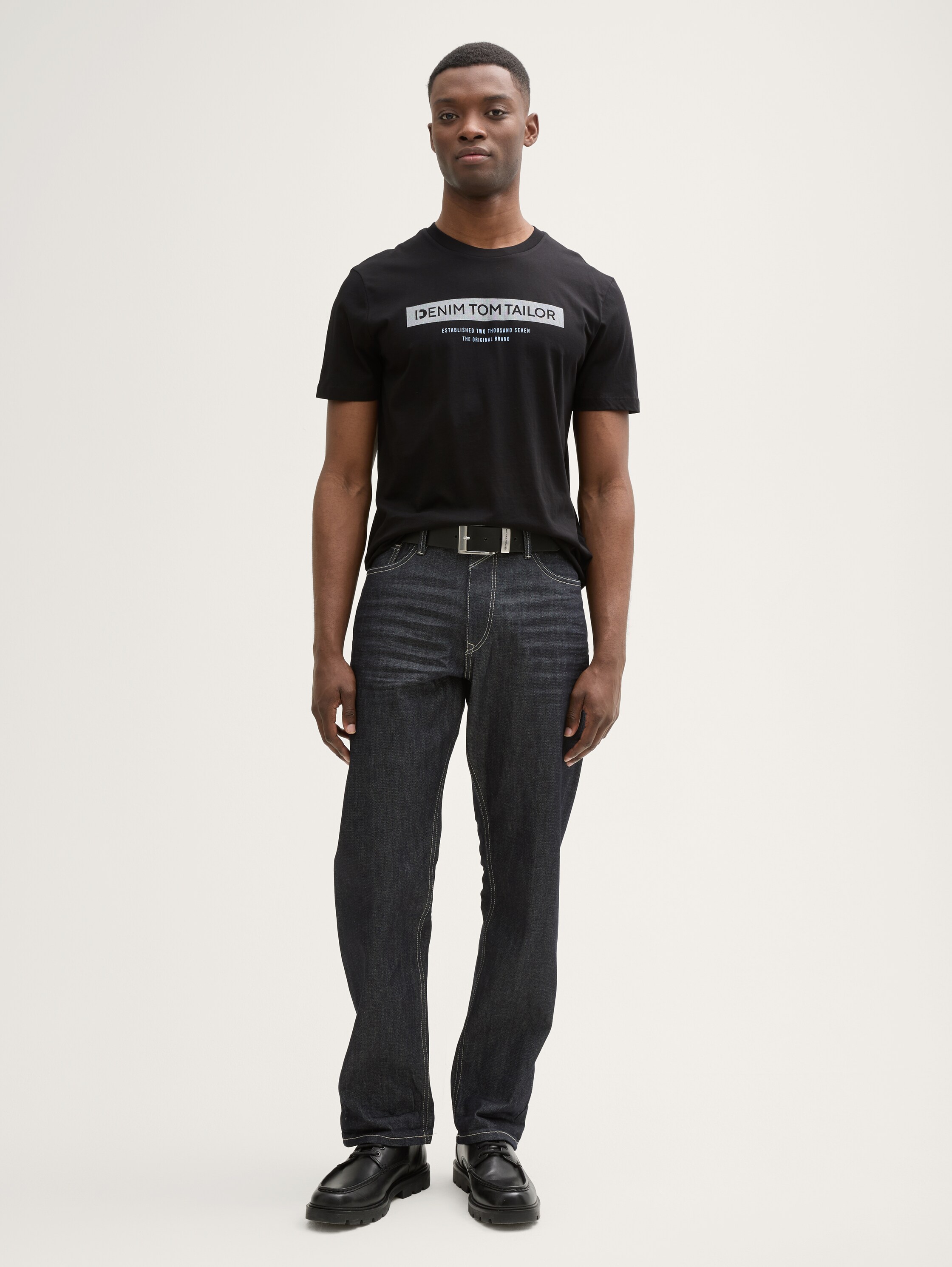 Basic T-Shirt mit Logo-Print - deep black - Model-Vorderansicht