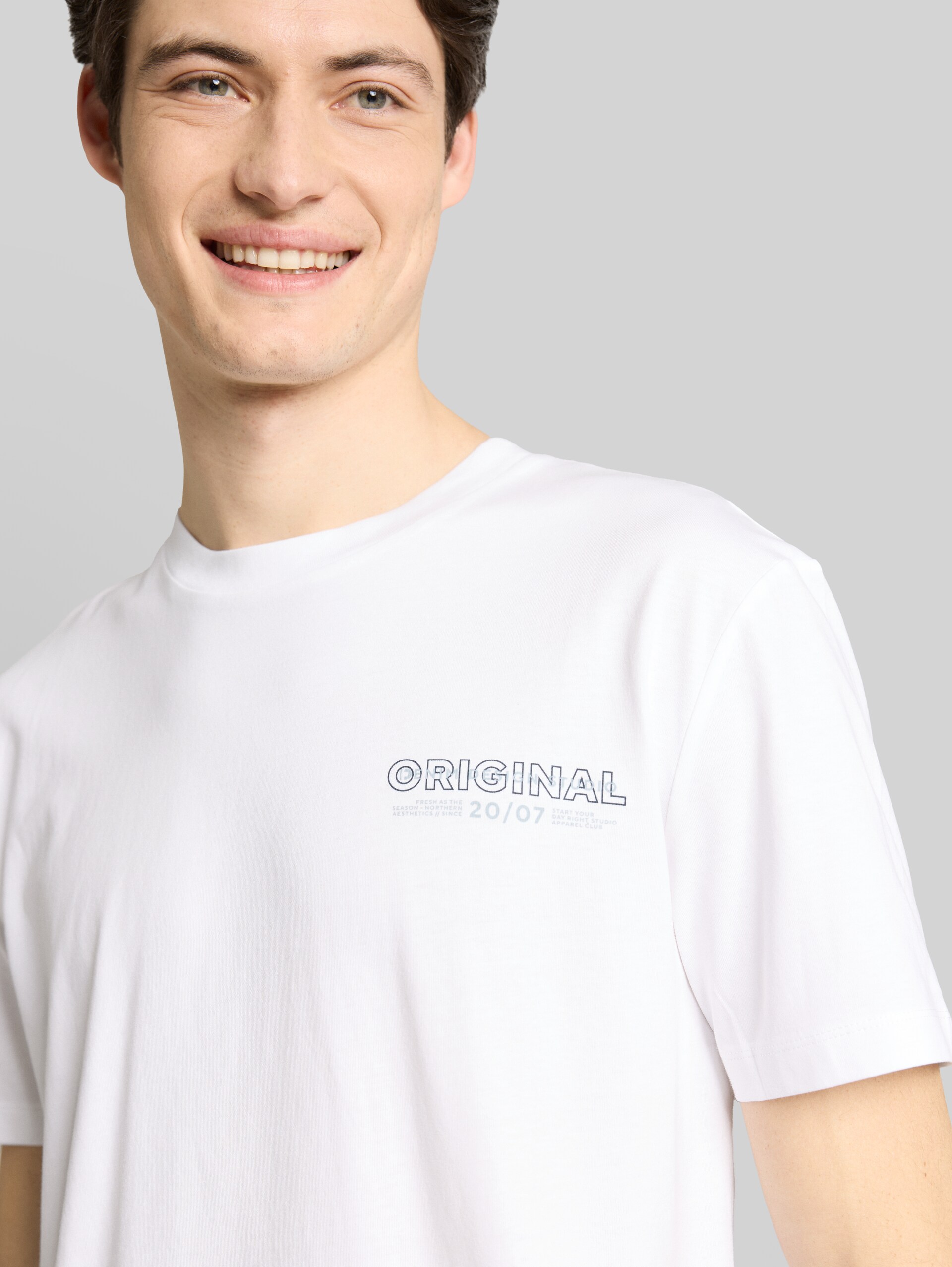Basic T-Shirt mit Logo-Print - white horse - Detail-Model-Ansicht