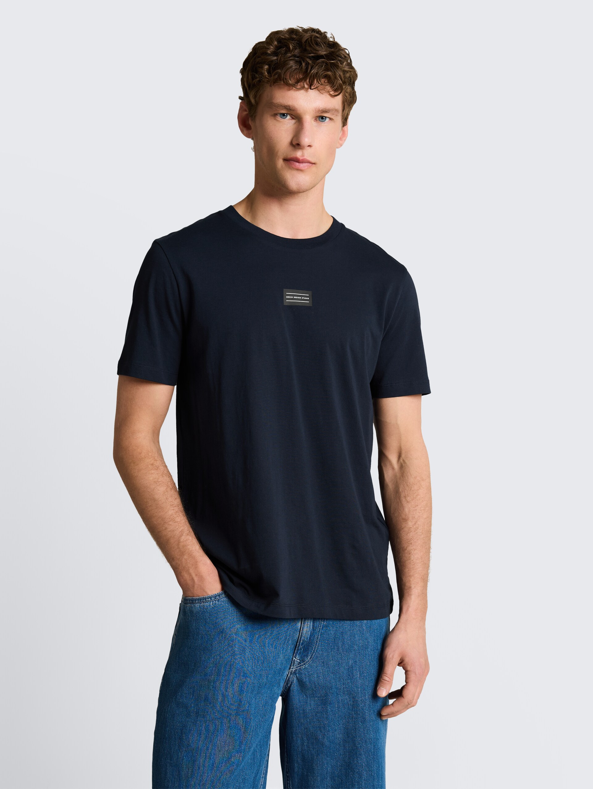 Basic T-Shirt mit Logo-Print - special blue - Ausschnitt Model-Vorderansicht