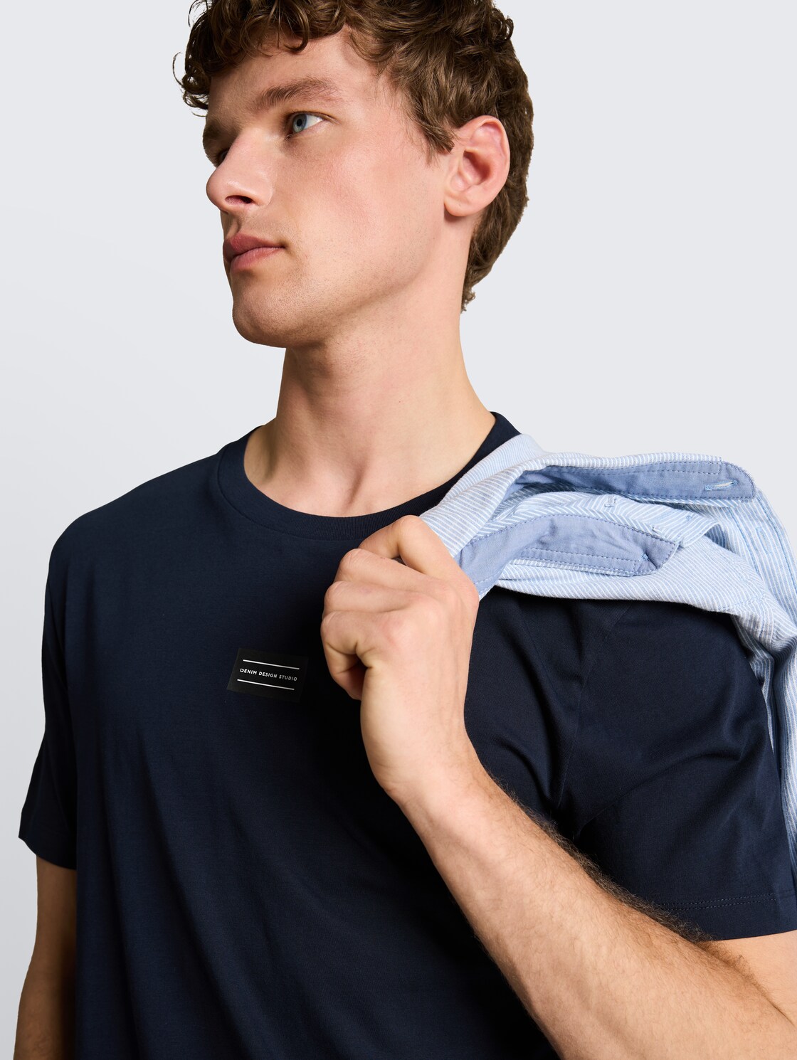 Basic T-Shirt mit Logo-Print - special blue - Detail-Model-Ansicht