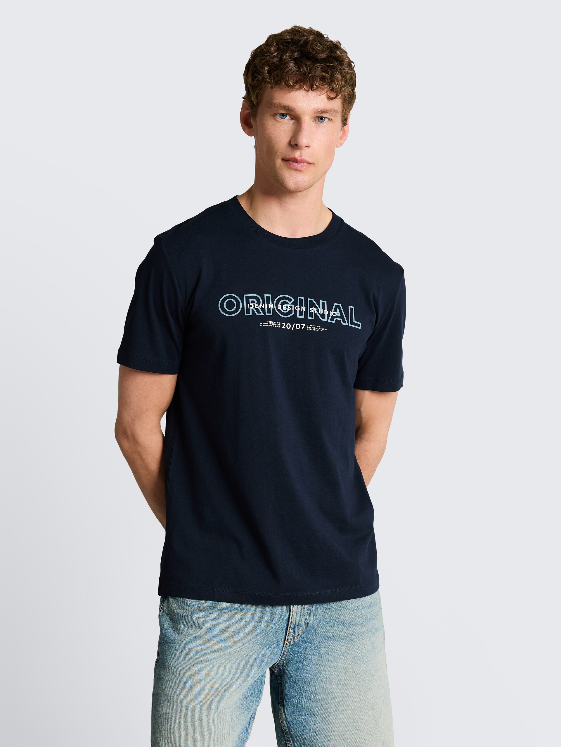 Basic T-Shirt mit Logo-Print - soft navy - Ausschnitt Model-Vorderansicht