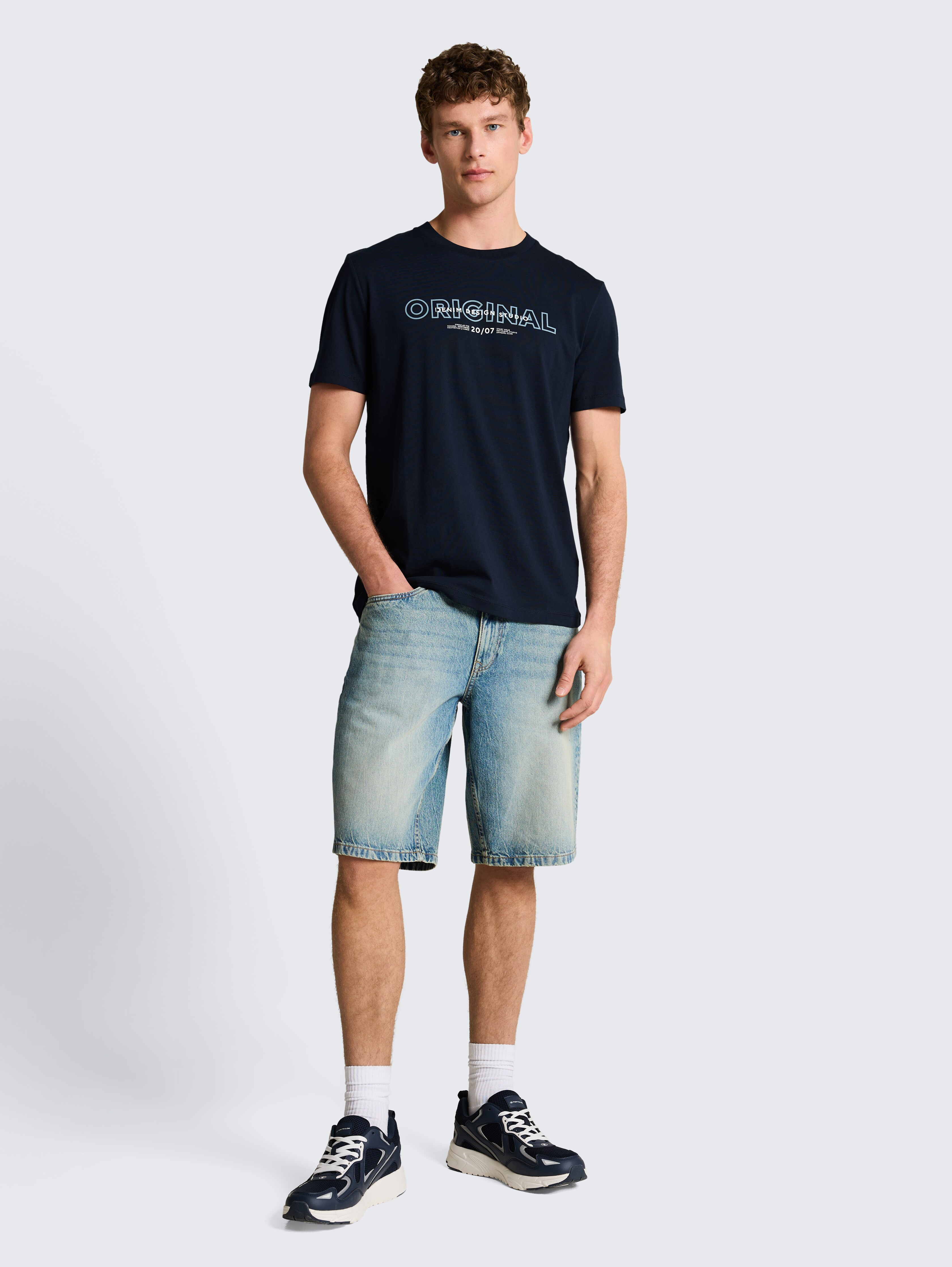 Basic T-Shirt mit Logo-Print von Denim Male, soft navy
