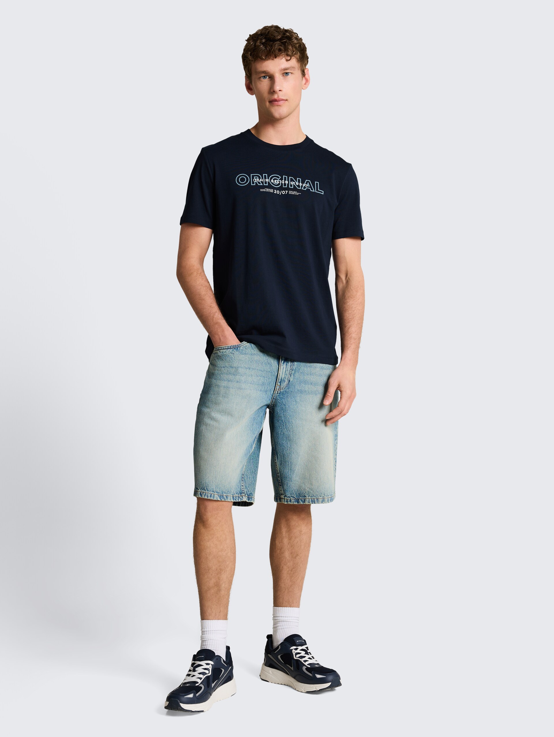 Basic T-Shirt mit Logo-Print - soft navy - Model-Vorderansicht