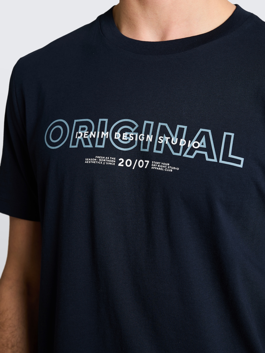 Basic T-Shirt mit Logo-Print - soft navy - Detail-Model-Ansicht