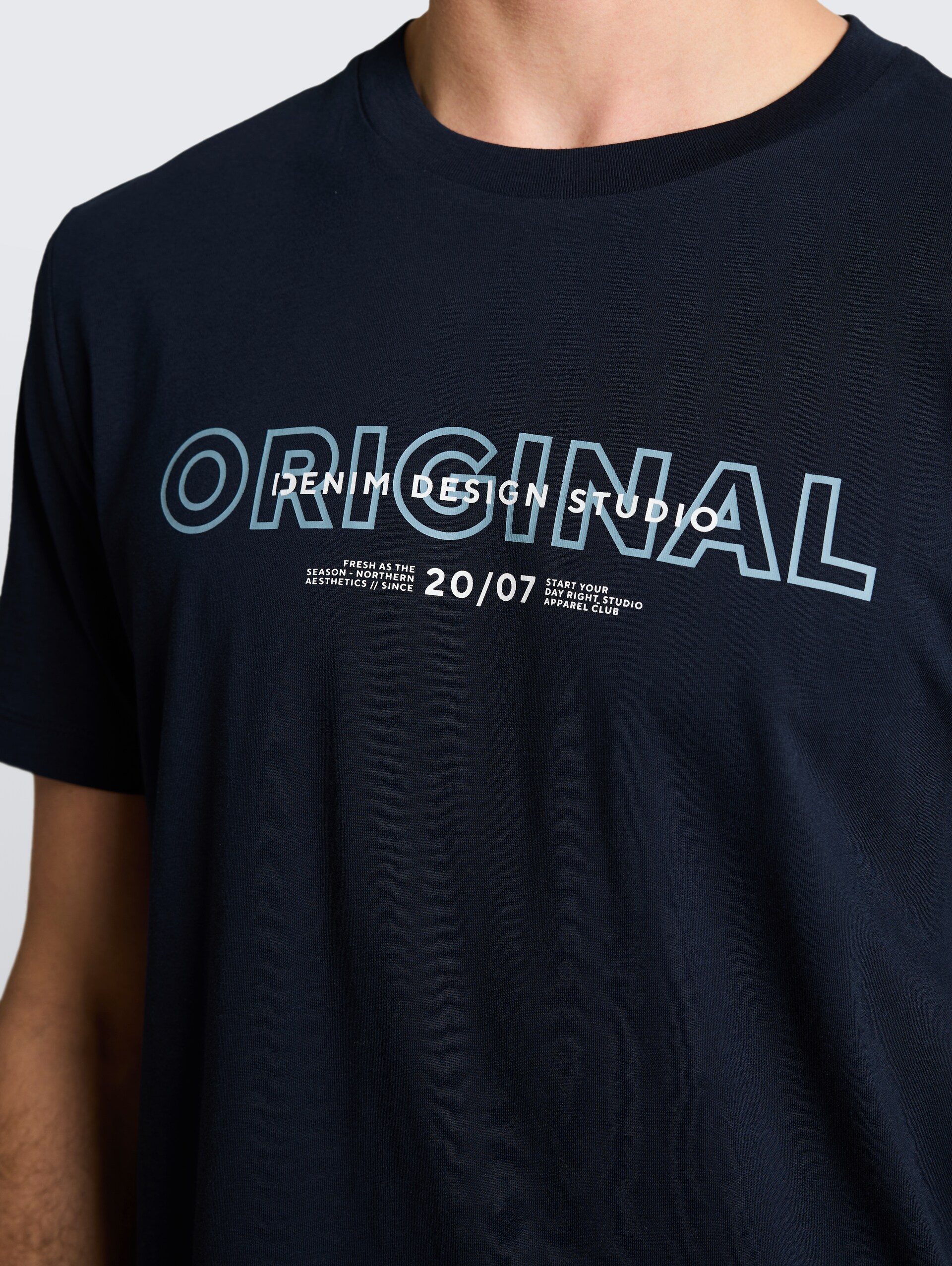 Basic T-Shirt mit Logo-Print - soft navy - Detail-Model-Ansicht