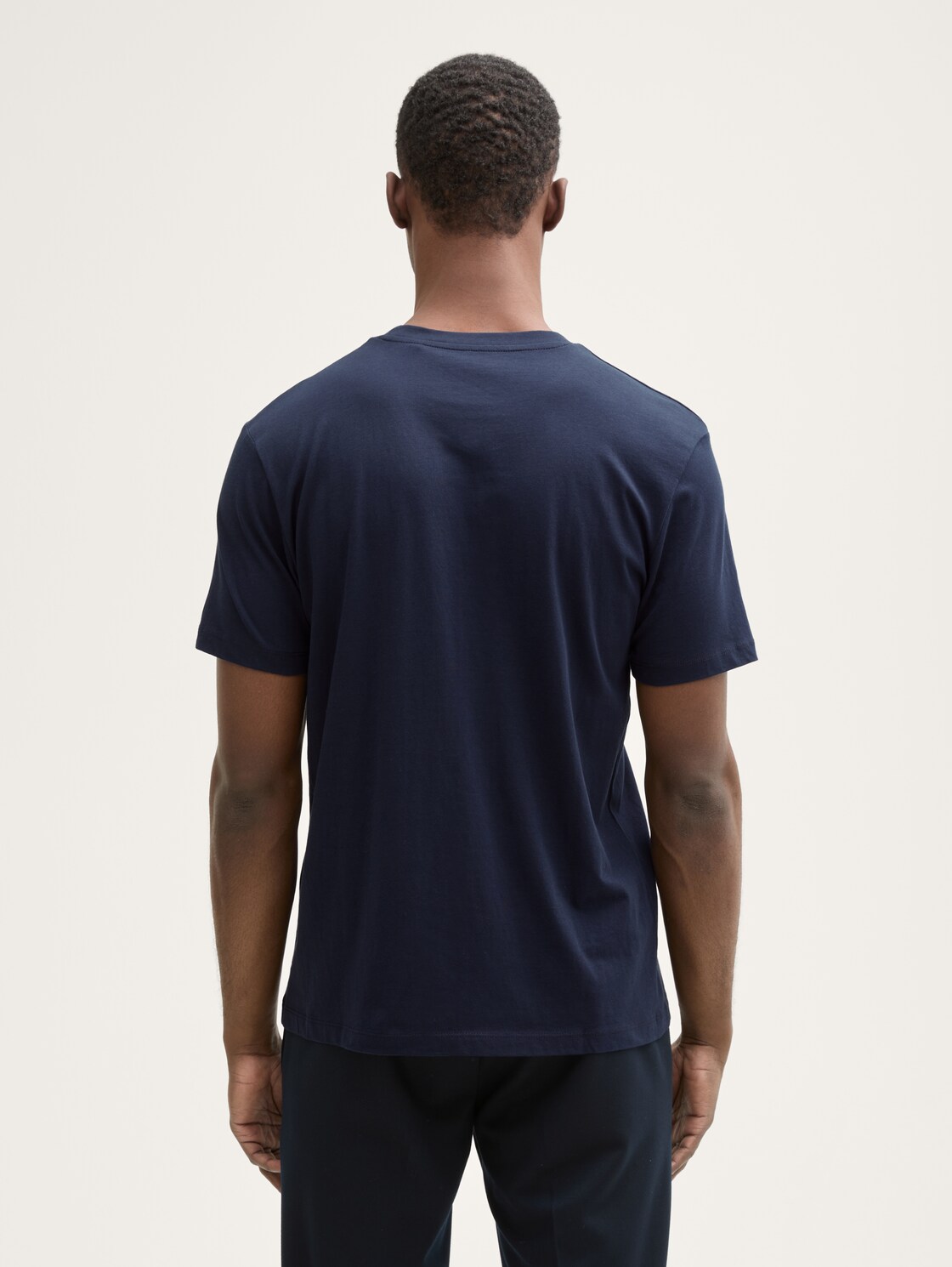 Basic T-Shirt mit Logo-Print - dark navy - Auschnitt Model-Rückansicht