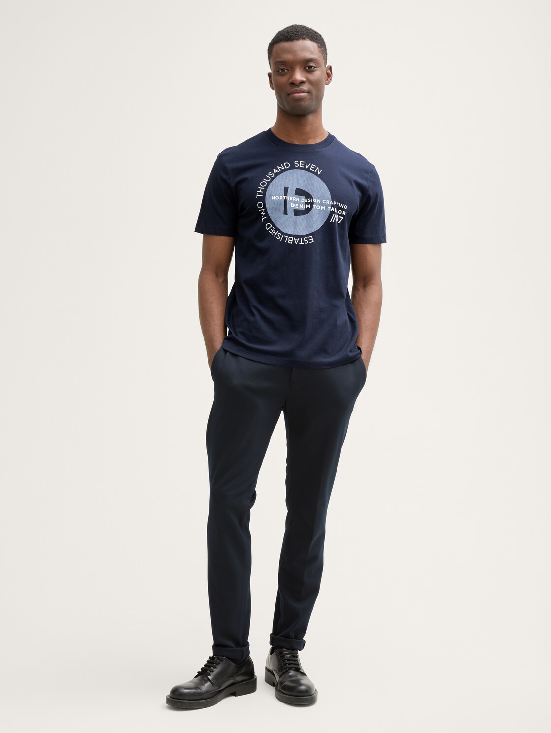 Basic T-Shirt mit Logo-Print - dark navy - Model-Vorderansicht