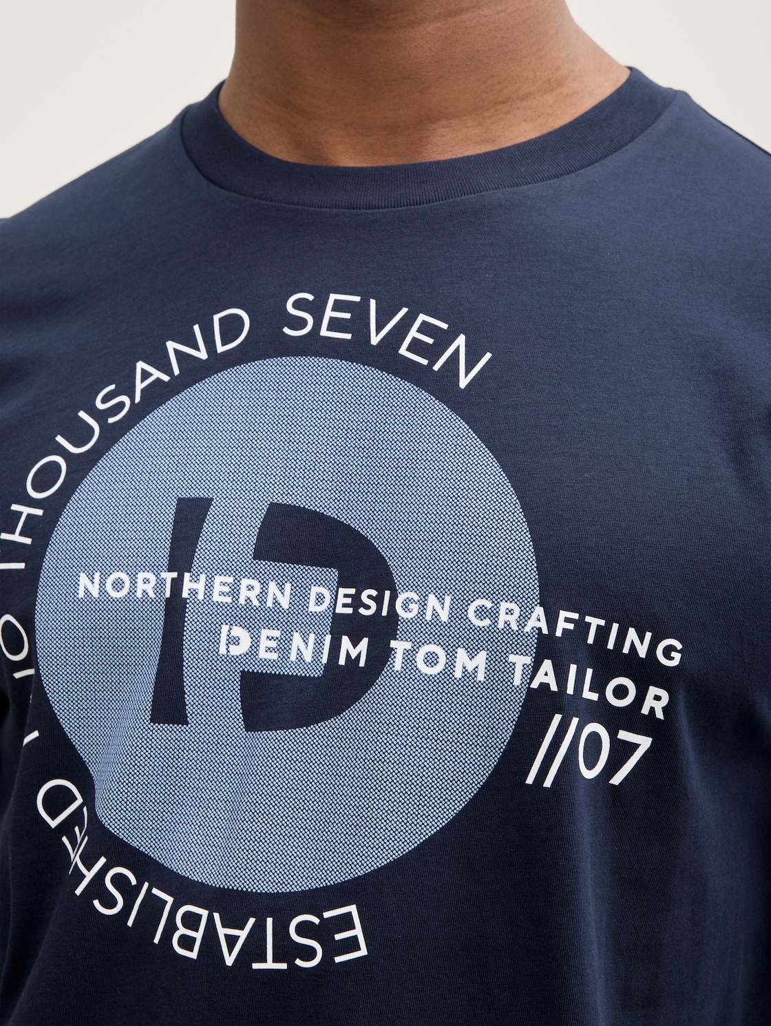 Basic T-Shirt mit Logo-Print - dark navy - Detail-Model-Ansicht